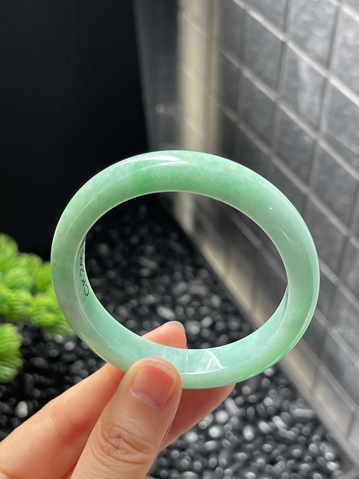 正圈54圈口，翡翠糯化种淡绿色手镯