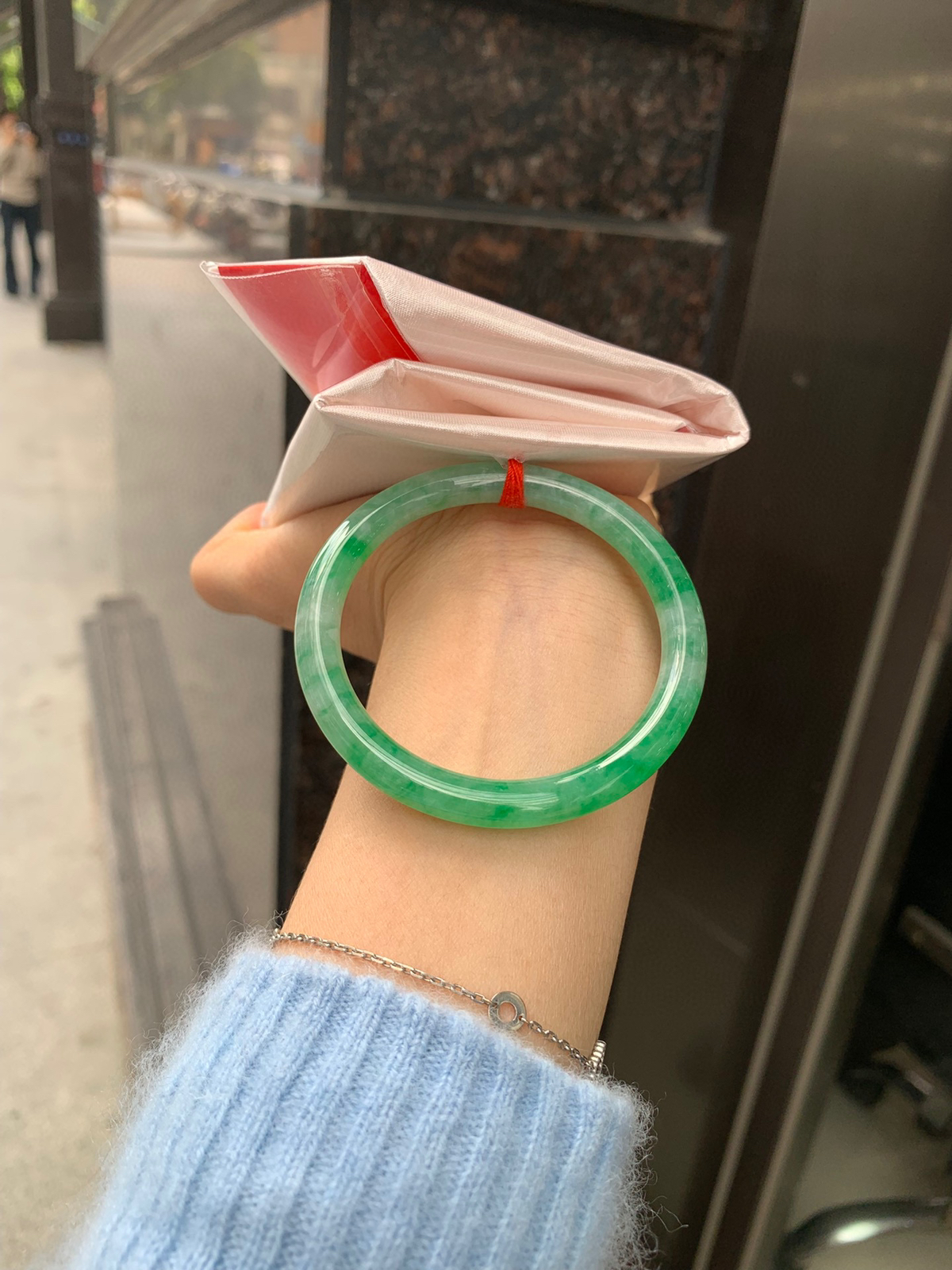 阳绿花美人条（只买断不支持鉴赏）
完美，底妆细腻，满圈阳绿飘花，鲜艳青翠，色泽均匀分布，举手投足之间散发出来的贵气感