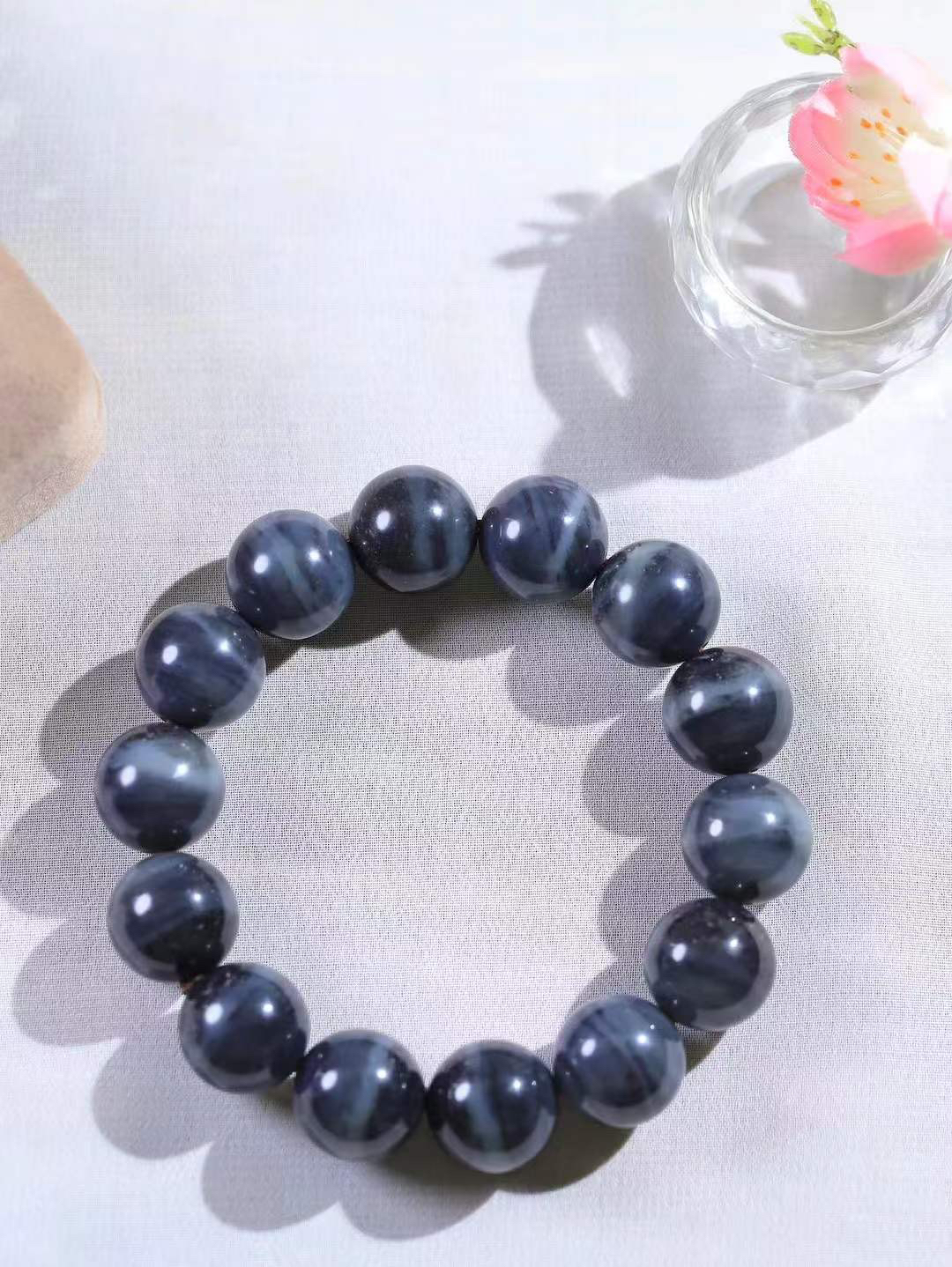 【籽.珠圆玉润.手串】

新疆和田青花籽料珠圆玉润手串 玉质温润细腻  整串打磨圆润，佩戴舒适。珠珠落玉盘，间关莺语花底滑，一生美好时光，无论身在何处，都有它相伴相守。事事顺遂，幸福美满，吉祥如意。重85.5克 尺寸取一15.8mm  FDA-2210733