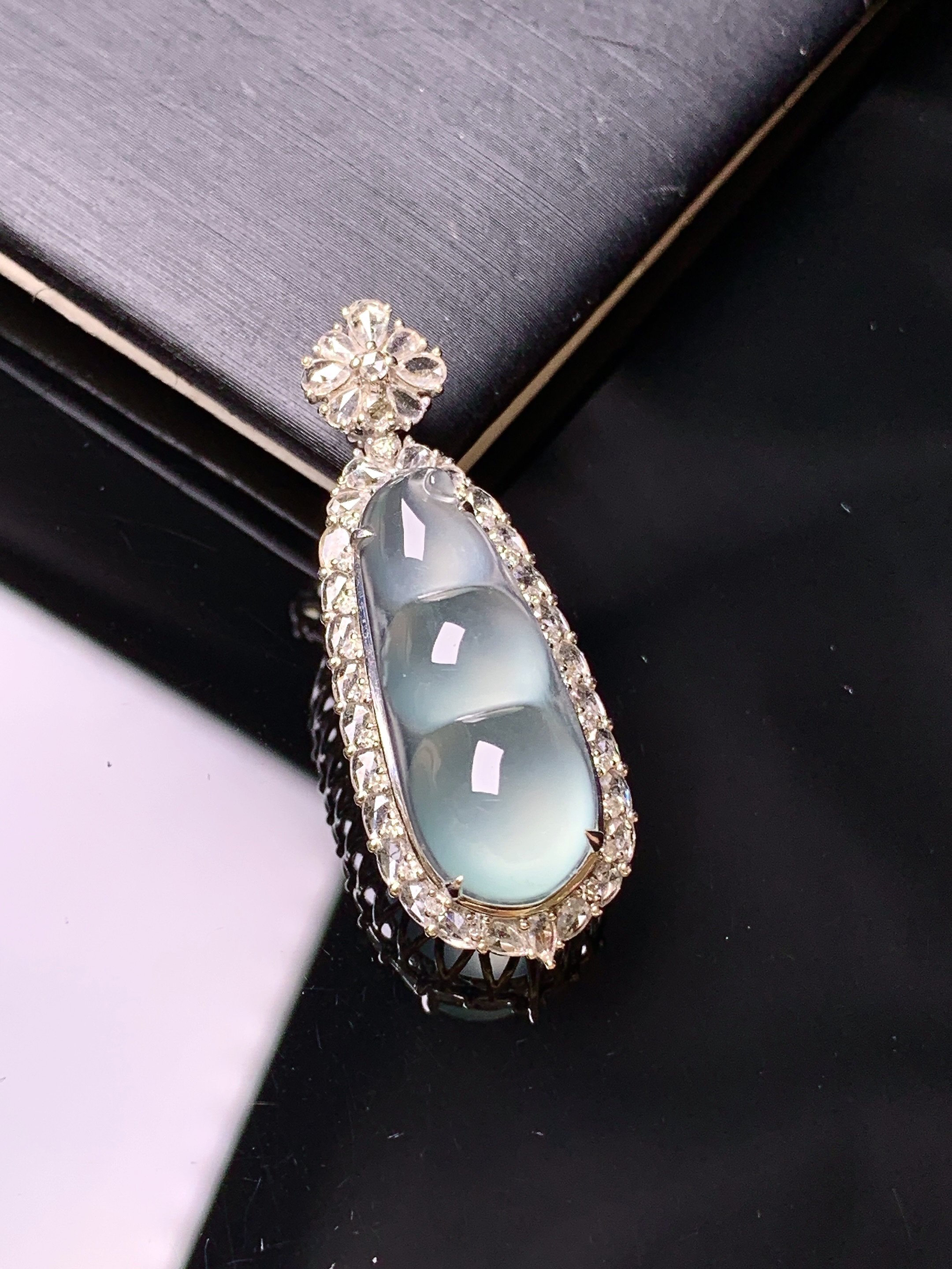 18k金钻镶嵌冰种四季豆吊坠 玉质细腻 色泽艳丽清新 水润亮眼 整体尺寸34.8*13.3*10.5y4