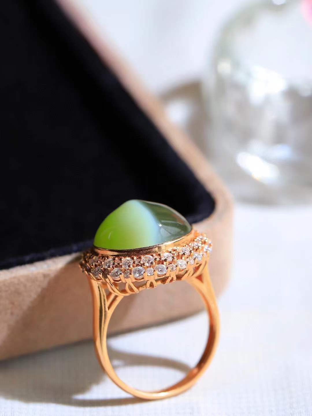 【金镶玉.戒指】

精品和田玉碧玉猫眼18k金戒指 玉质细腻温润 油性十足 ，不论时光如何流转变化，这枚戒指始终闪耀着最初的光芒。精工镶嵌18K金 （保真金 可检测贵金属18K金） 重5.7克 内径17mm尺寸13.7-12.7mm 55361733T