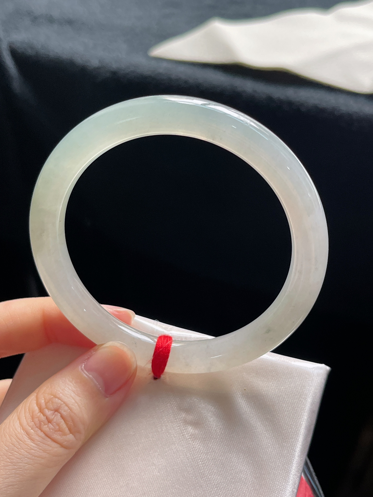 圆镯55.4圈口，翡翠冰糯种淡绿色手镯