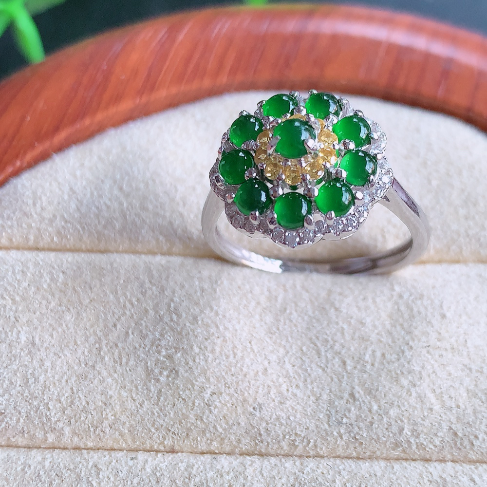 冰润满绿精美环形翡翠戒指  玉质细腻  冰清玉润  飘花灵动  颜色漂亮  W815.15   内径尺寸：17.5-13.5-7.2mm  裸石尺寸：3mm