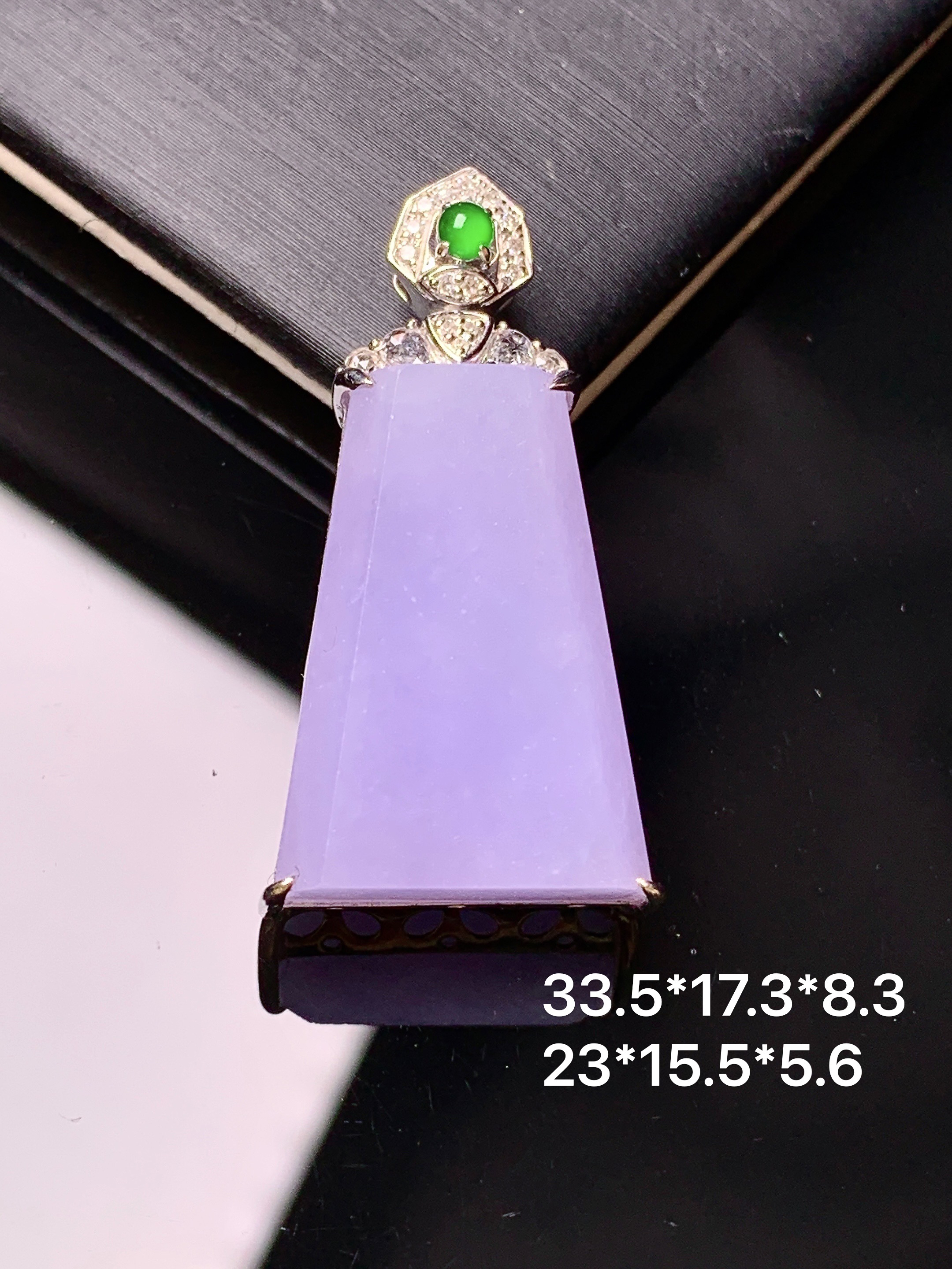 18k金钻镶嵌紫罗兰无事牌吊坠 玉质细腻 色泽艳丽清新 水润亮眼 整体尺寸33.5*17.3*8.3