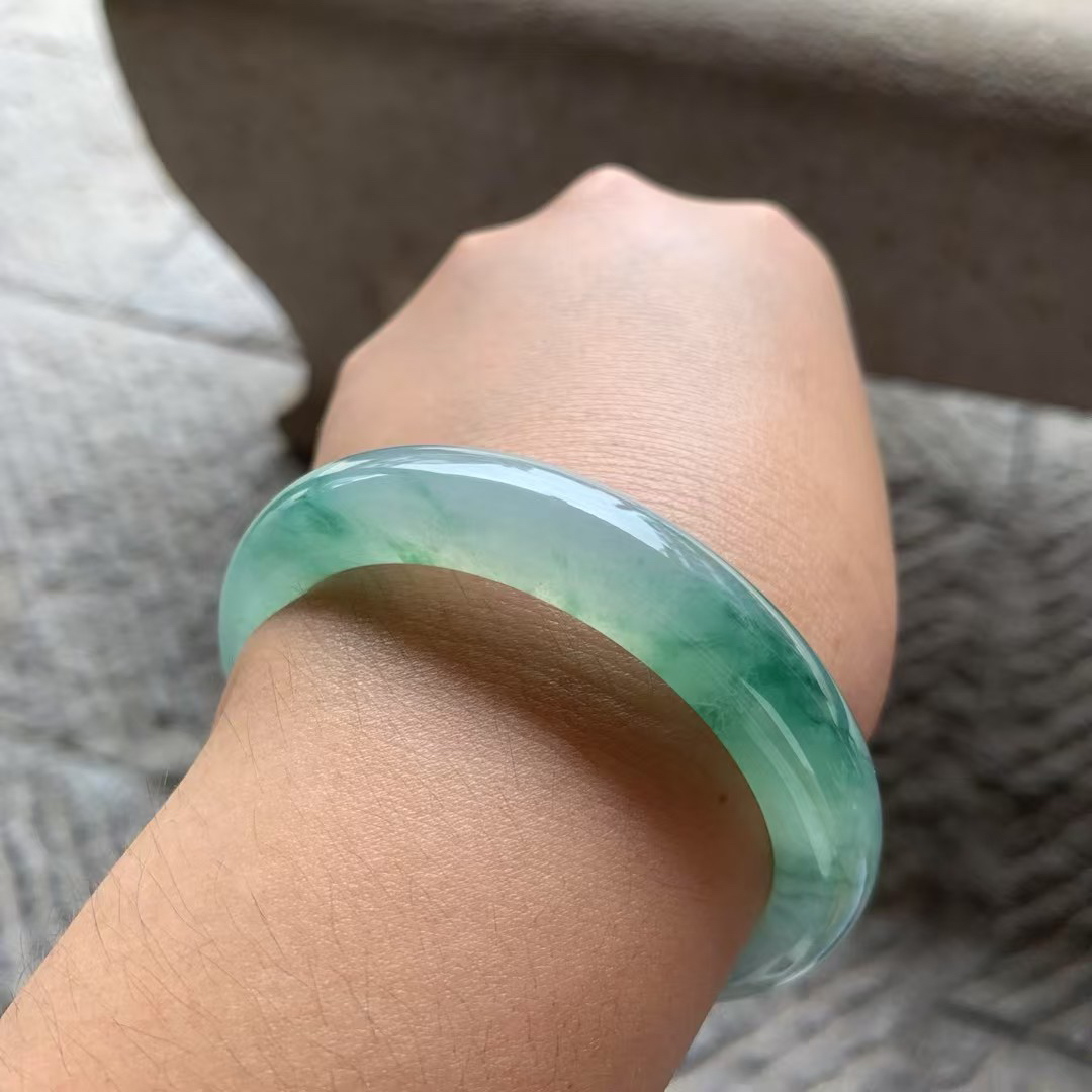 飘绿花正圈手镯尺寸56*11.3*8.8 老种通透，温润柔和，水润光泽，绿花鲜亮，灵动清雅！