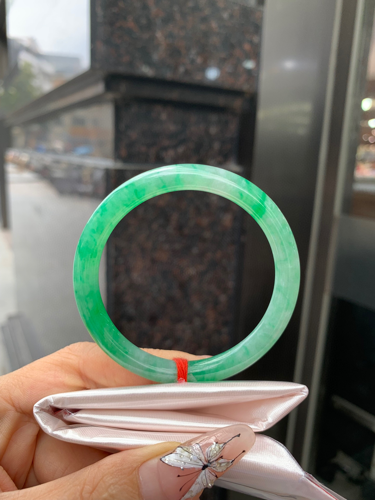 阳绿花美人条（只买断不支持鉴赏）
完美，底妆细腻，满圈阳绿飘花，鲜艳青翠，色泽均匀分布，举手投足之间