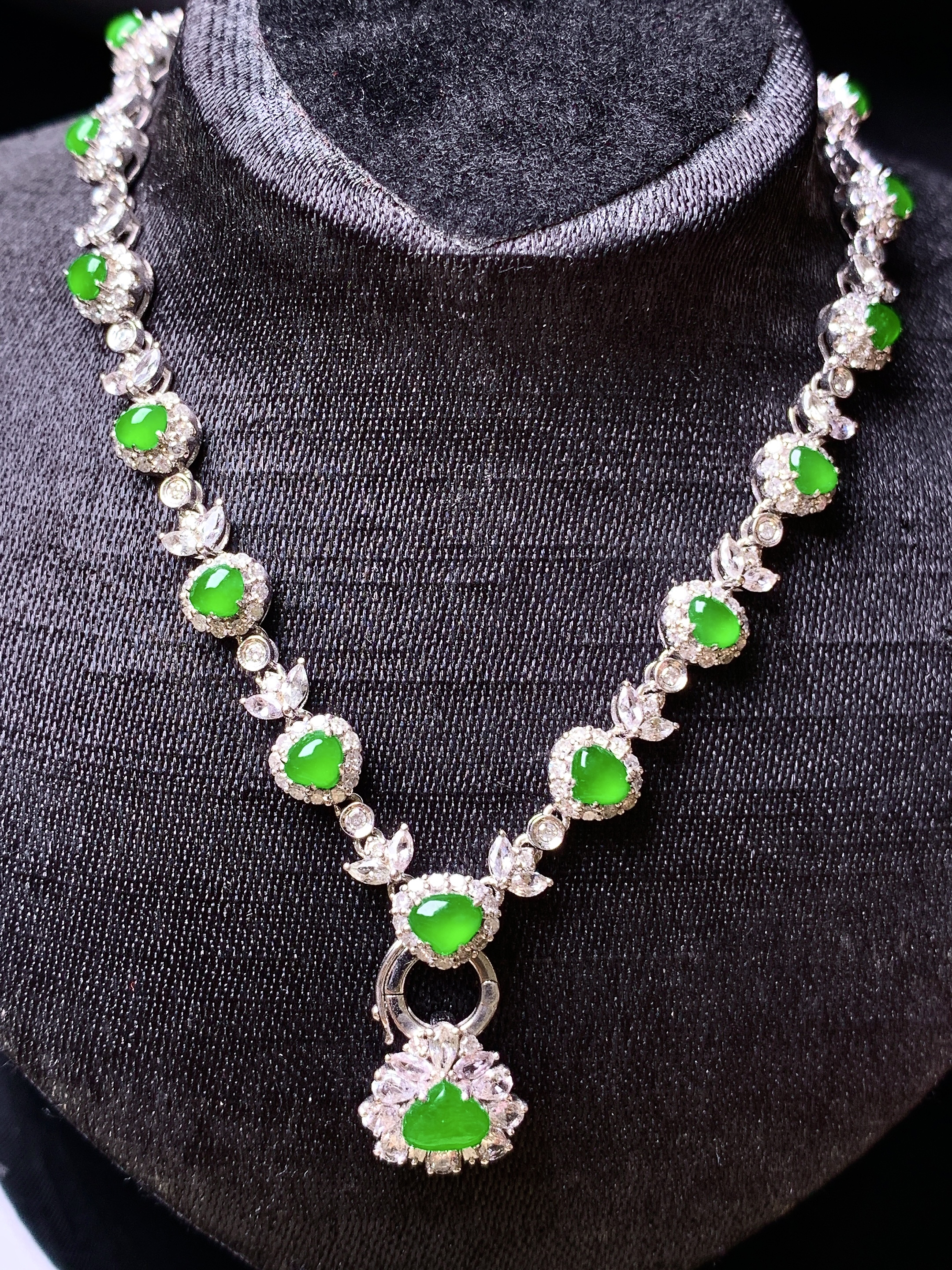 18k金钻镶嵌满绿蛋面锁骨项链 玉质细腻 色泽艳丽清新 水润亮眼 整体尺寸78*9*5.5m4