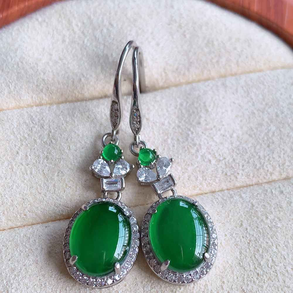 冰润满绿翡翠925银镶嵌耳钉，自然光实拍，翠色灵动，颜色漂亮，种老水足，品相佳，佩戴佳品！W815.