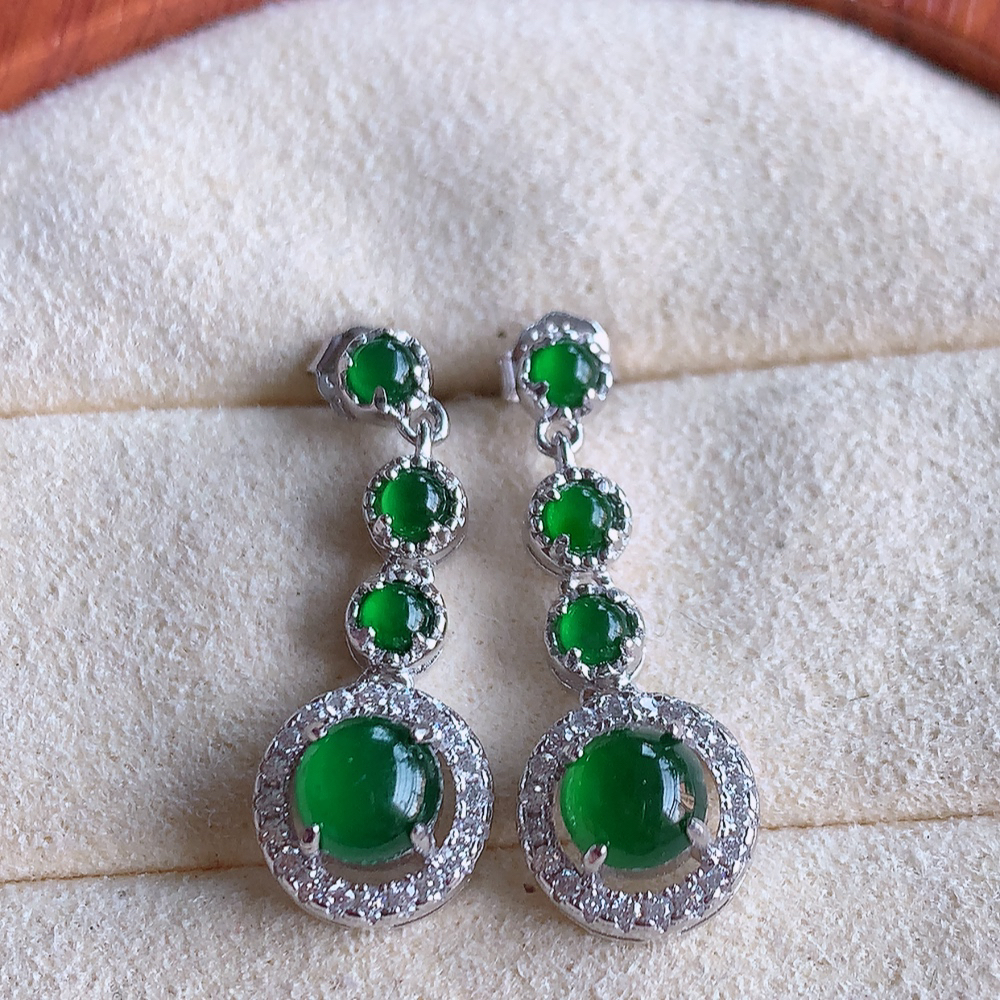 冰润满绿翡翠925银镶嵌耳钉，自然光实拍，翠色灵动，颜色漂亮，种老水足，品相佳，佩戴佳品！W815.15  取一整体尺寸：22-8.5-6.5mm  裸石尺寸：5mm