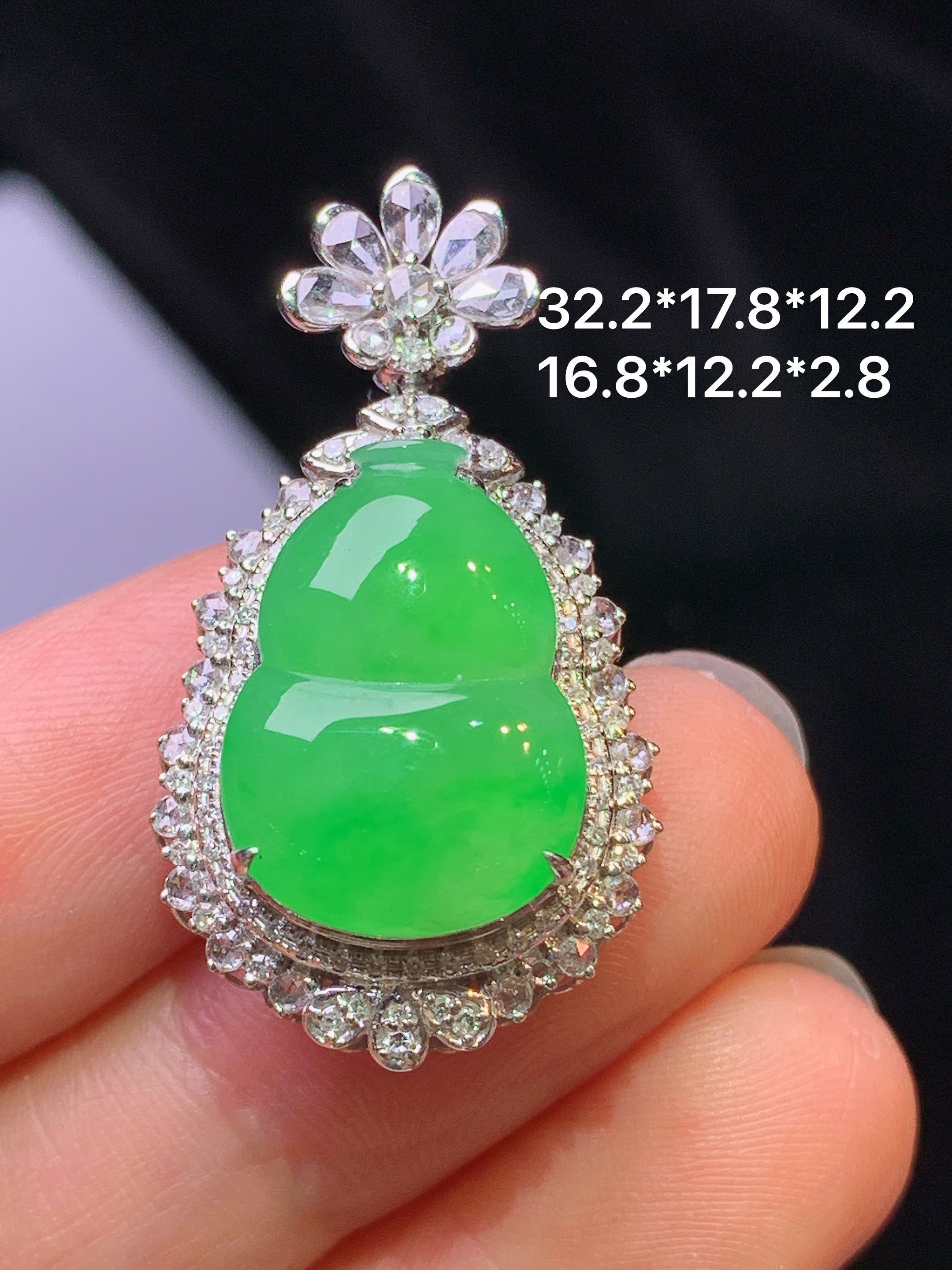 18k金钻镶嵌翠绿葫芦吊坠 玉质细腻 色泽艳丽清新 水润亮眼 整体尺寸32.2*17.8*12.2y4