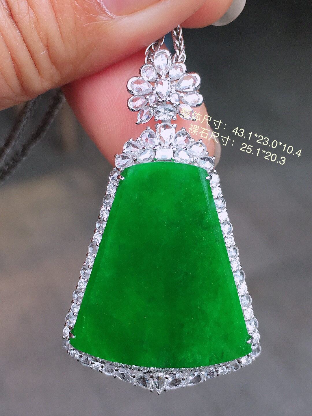 阳绿无事牌吊坠，色泽均匀艳丽，玉质细腻，荧光感超
强，饱满圆润，尽显优雅气质，18k
金豪华镶嵌