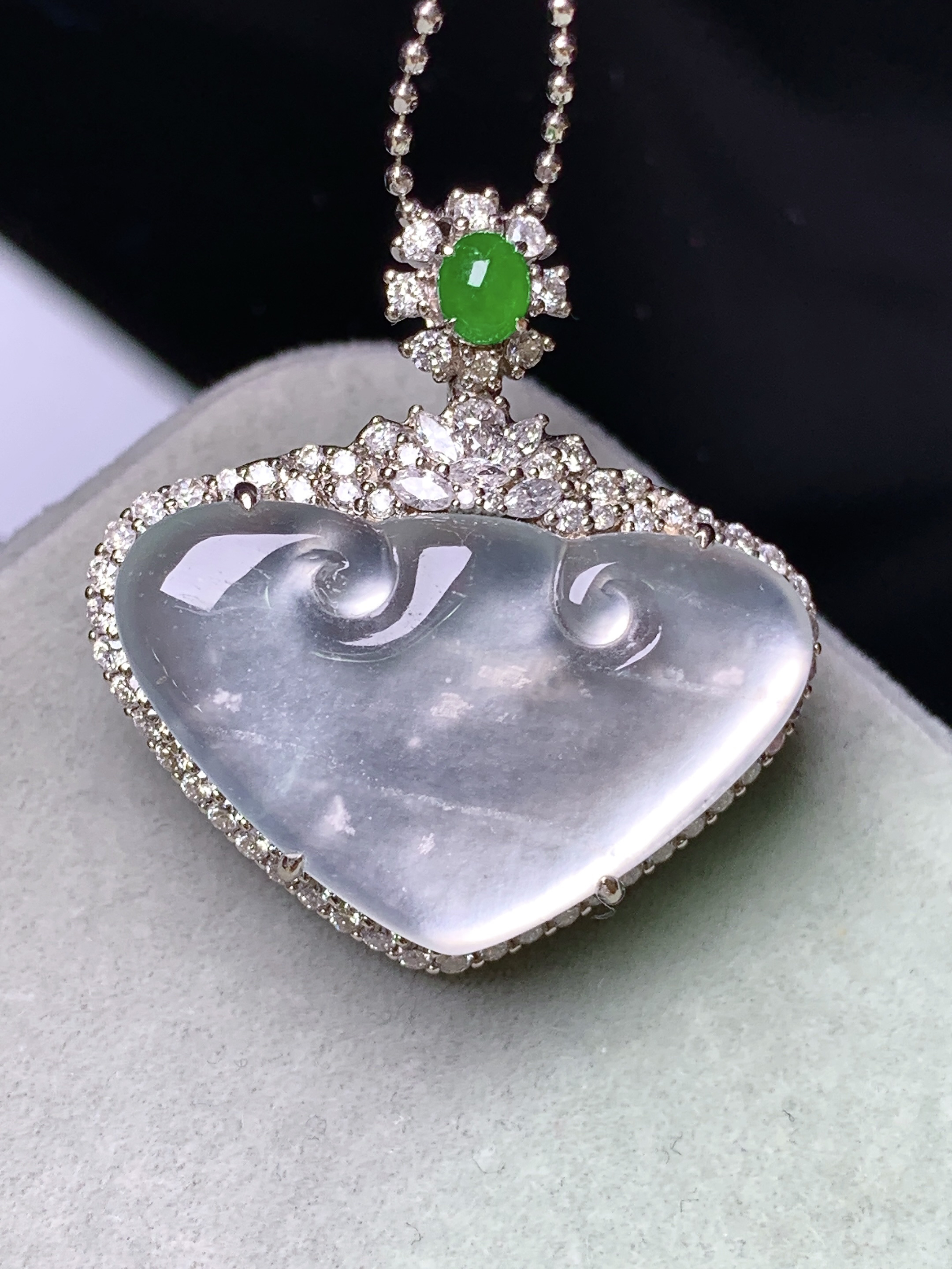 18k金钻镶嵌冰种如意头吊坠 玉质细腻 色泽艳丽清新 水润亮眼 整体尺寸29*27.7*8.2m4