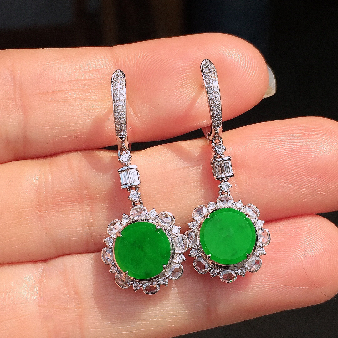 阳绿平安扣耳坠，色泽均匀艳丽，玉质细腻，荧光感超
强，饱满圆润，尽显优雅气质，18k
金豪华镶嵌