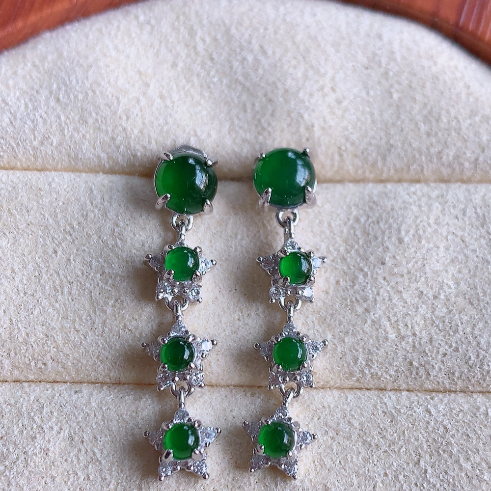 冰润满绿翡翠925银镶嵌耳钉，自然光实拍，翠色灵动，颜色漂亮，种老水足，品相佳，佩戴佳品！W815.15  取一整体尺寸：26-5.5-3.8mm  裸石尺寸：5.3mm