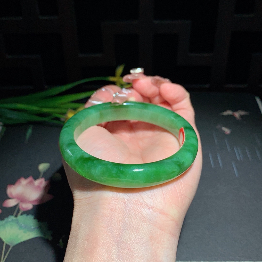 和田玉57圈口阳绿色猫眼碧玉手镯！玉质细腻油润 底色纯净 无裂无杂 脂粉好，品质高。