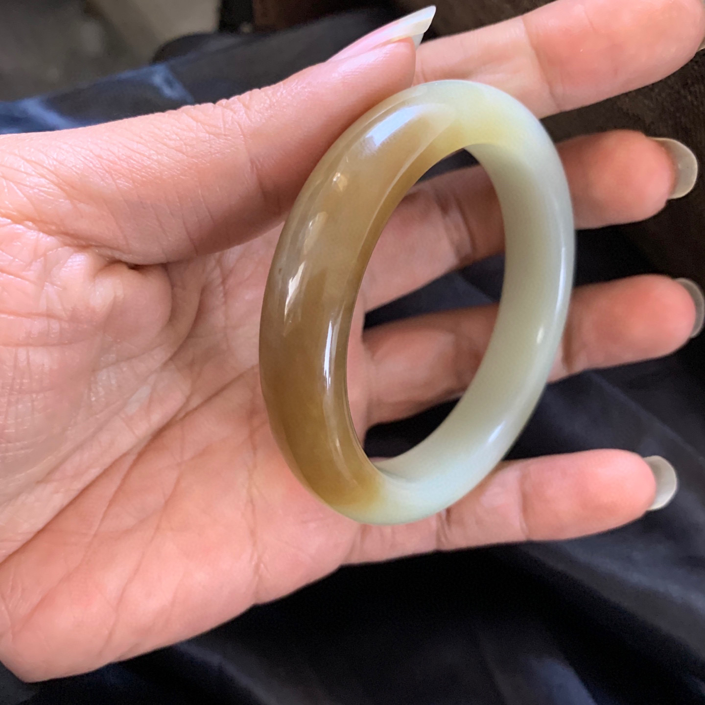 和田玉55.5圈口且末糖料手镯，镯型古朴典雅。在诗情画意的雨巷相遇，你是我腕间的一抹风情，有你眸有深情.清风荡漾湖间静水，我愿俯身低眉，在烟波涟漪处寻你