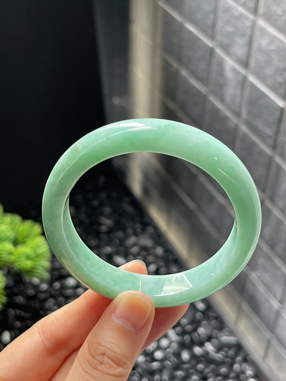 正圈54圈口，翡翠糯化种淡绿色手镯