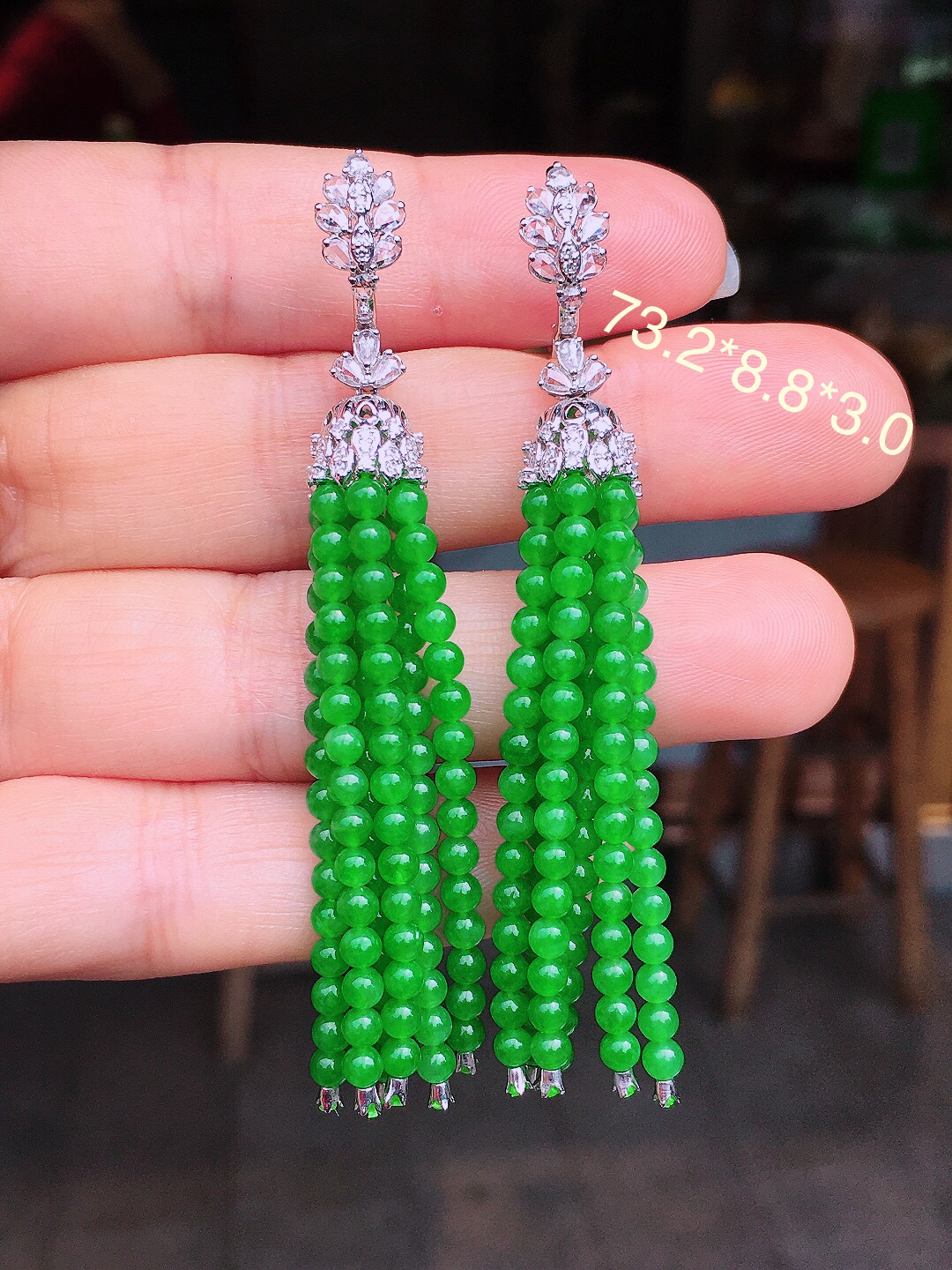 阳绿珠子耳坠，色泽均匀艳丽，玉质细腻，荧光感超
强，饱满圆润，尽显优雅气质，18k
金豪华镶嵌