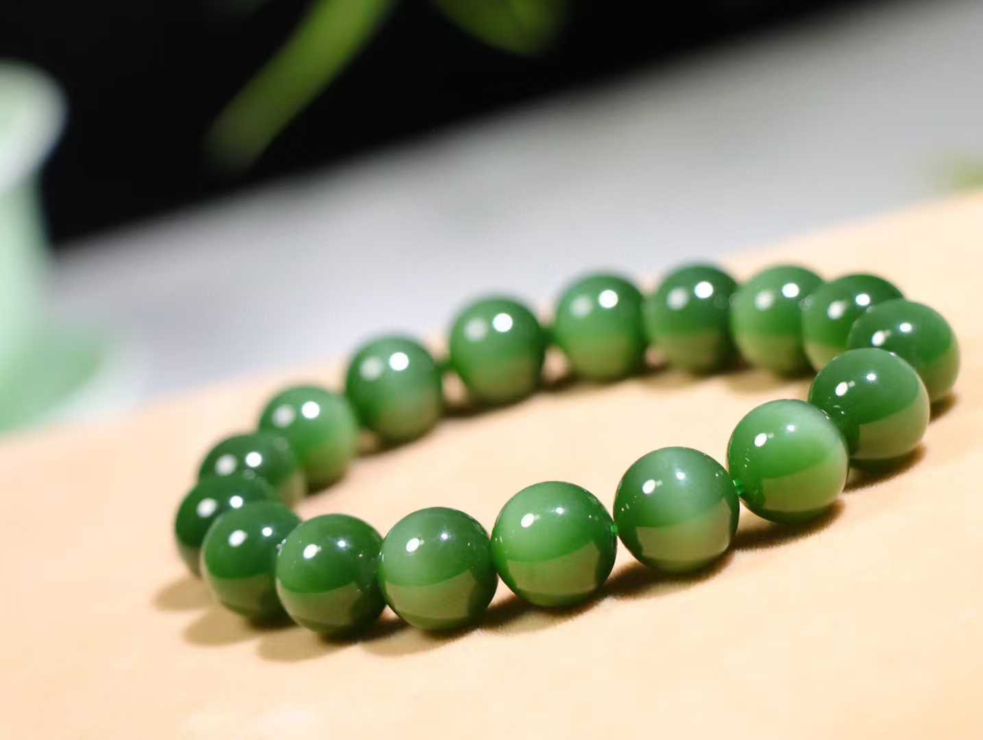 【珠圆玉润】

精品️和田玉碧玉猫眼圆珠手串，天然纯净，玉质细腻，圆润如珠，佩戴于腕间，尽显高贵气质。无论是日常搭配还是重要场合，都是您优雅风范的点睛之笔。
重46.6克  尺寸取一12mm 25821211107O