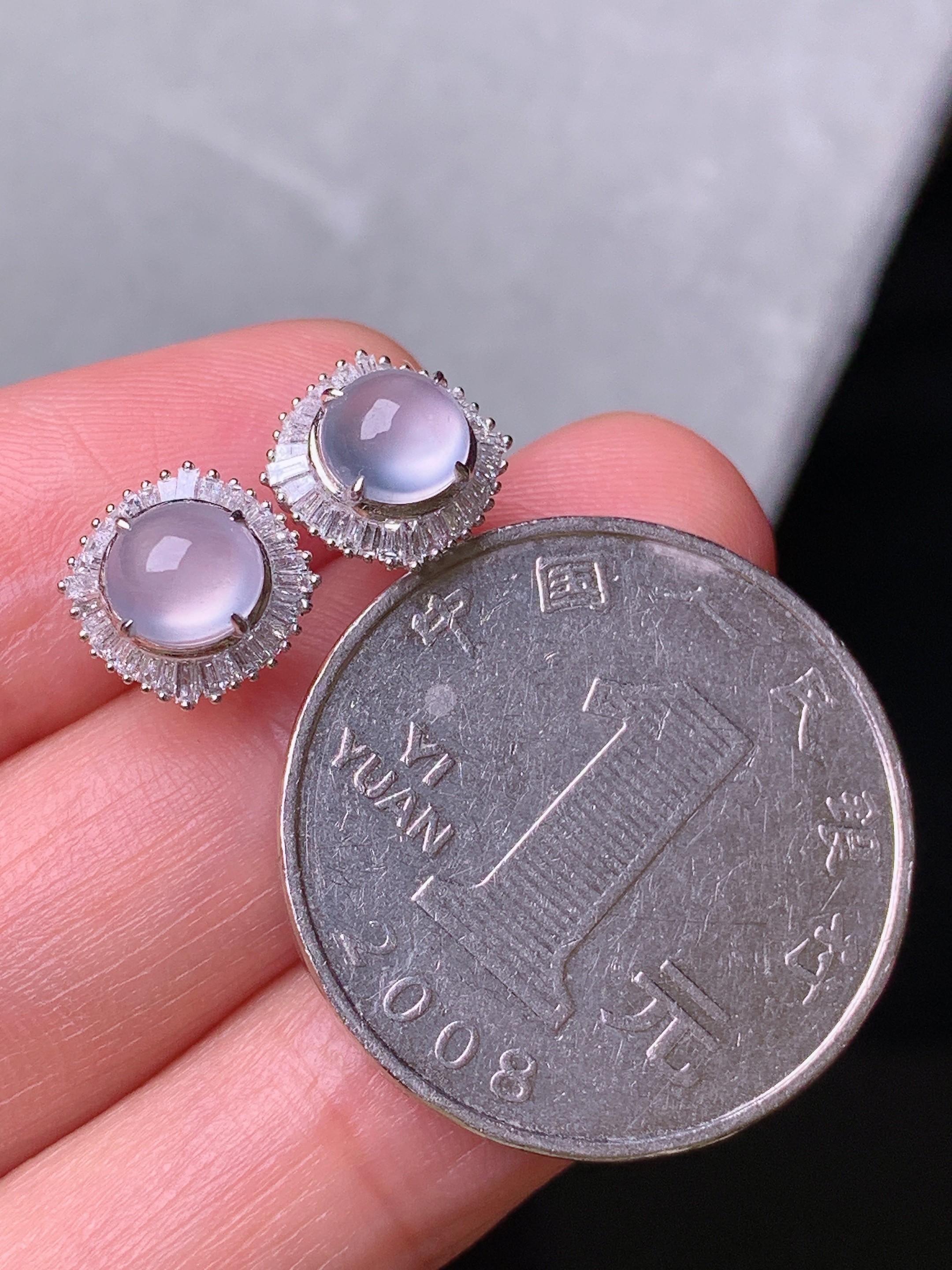 18k金钻镶嵌冰种蛋面耳钉 玉质细腻 色泽艳丽清新 水润亮眼 整体尺寸9.8*9.3*6.8t1