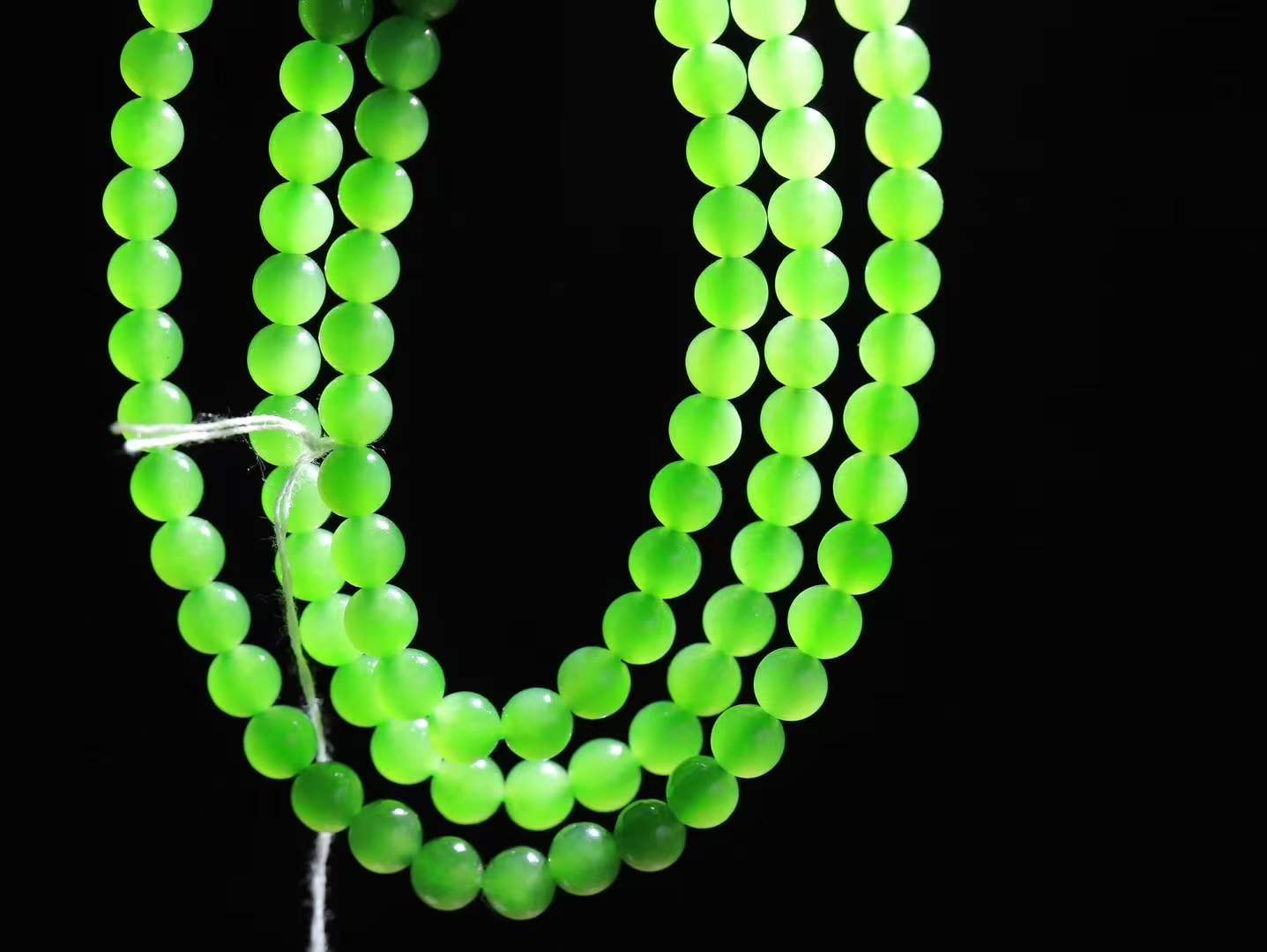 【珠圆玉润.项链】

精品️和田玉碧玉珠圆玉润项链 玉质温润细腻  整串打磨圆润，佩戴舒适。珠珠落玉盘，间关莺语花底滑，一生美好时光，无论身在何处，都有它相伴相守。事事顺遂，幸福美满，吉祥如意。重38.7克 尺寸取一6mm  36301733T