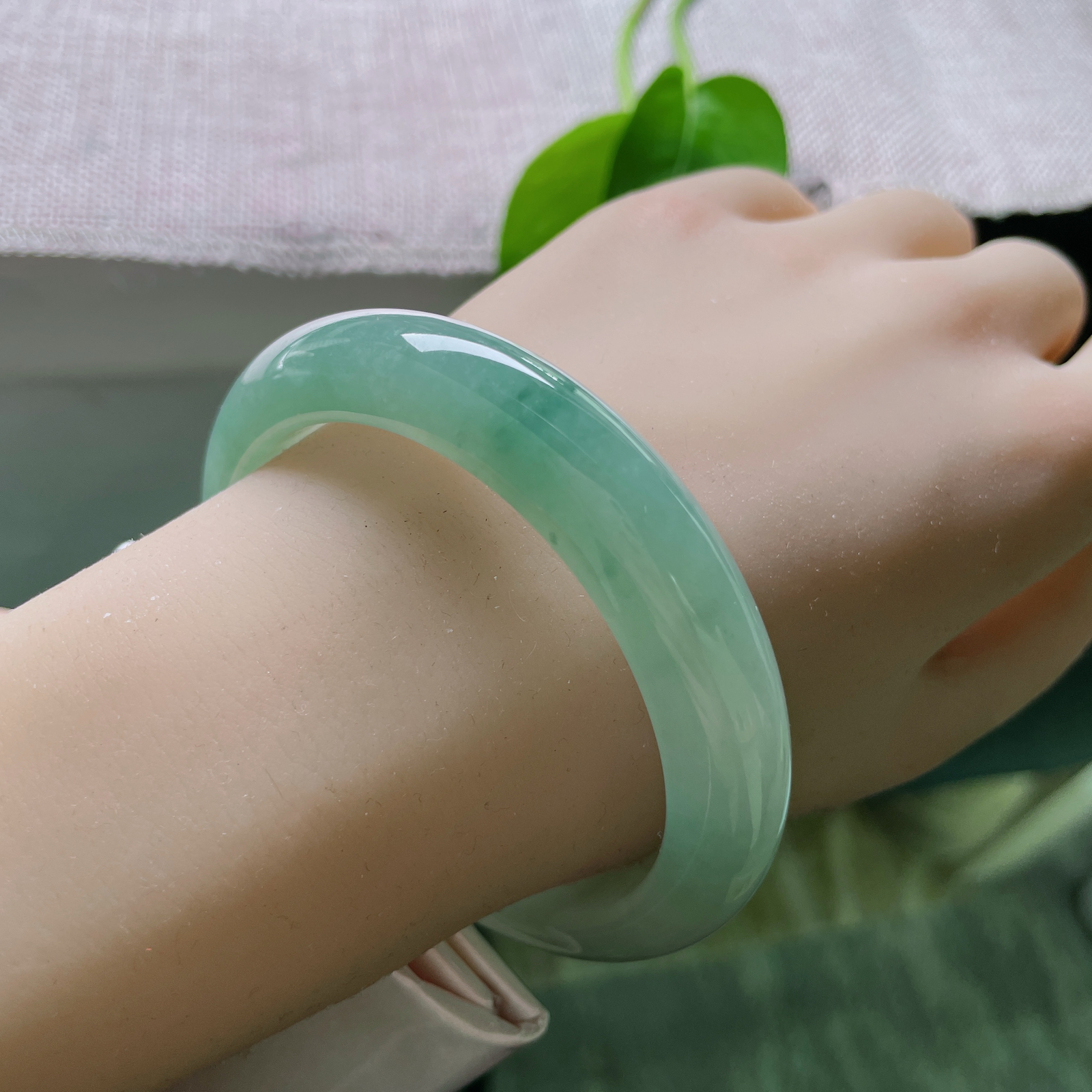 私人专拍链接58.3/12.6/9.1，浅绿底正圈。颜色由浅入深过渡自然，可盐可甜，种老，乌鸡，完美