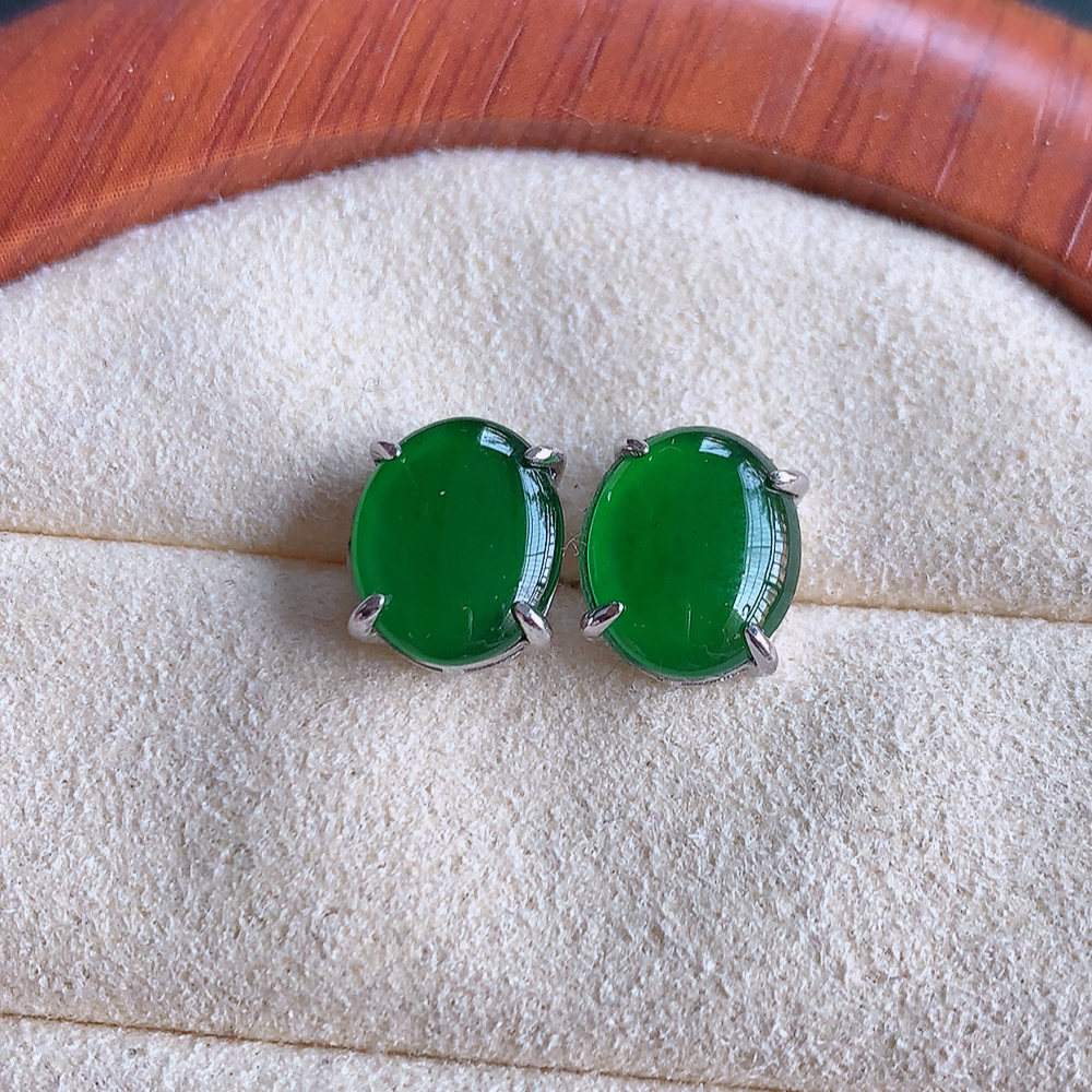 冰润满绿翡翠925银镶嵌耳钉，自然光实拍，翠色灵动，颜色漂亮，种老水足，品相佳，佩戴佳品！W815.15  取一整体尺寸：9.8-8-3.8mm  裸石尺寸：9.8-8mm