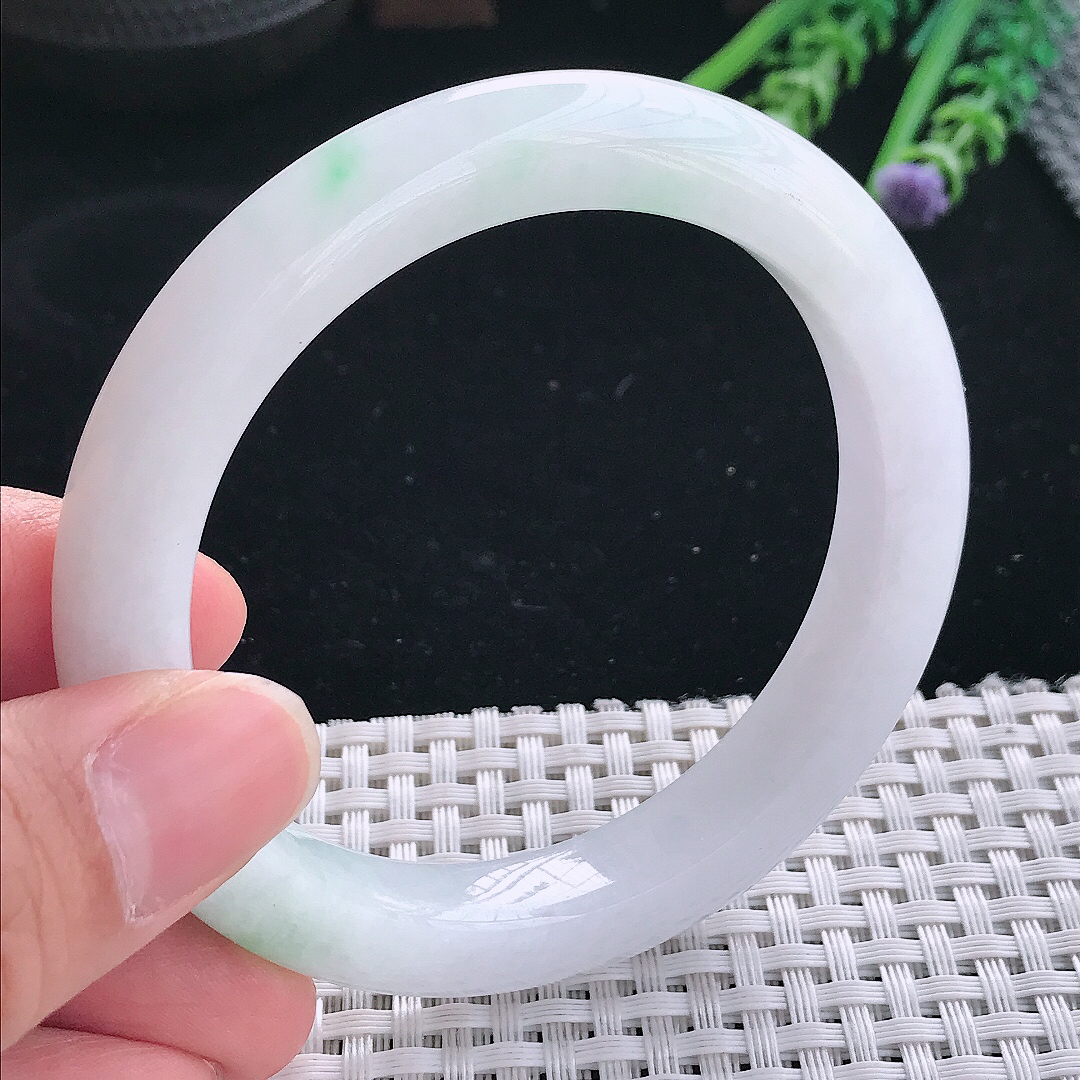 实拍天然翡翠57.5/10.8/9.5老坑秀气温润飘绿手镯翡翠玉镯手环