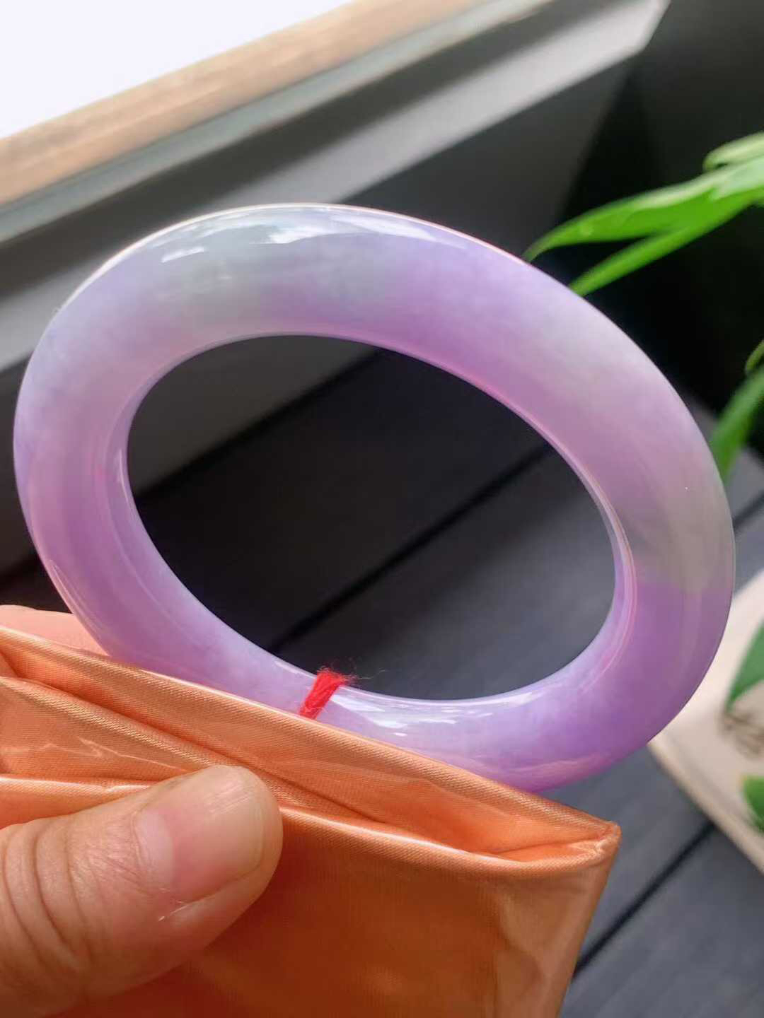 【翡翠名称】老种紫罗兰54.3圈口圆条手镯
【翡翠尺寸】54.3/11.6/11.6mm适合53.3-55.5正圈口佩戴
【翡翠描述】宝贝种老水足，玉质细腻，色泽靓丽，性价比高，佩戴效果好！
【其它赠送】权威证书/精美挂绳盒子/支持全国复检