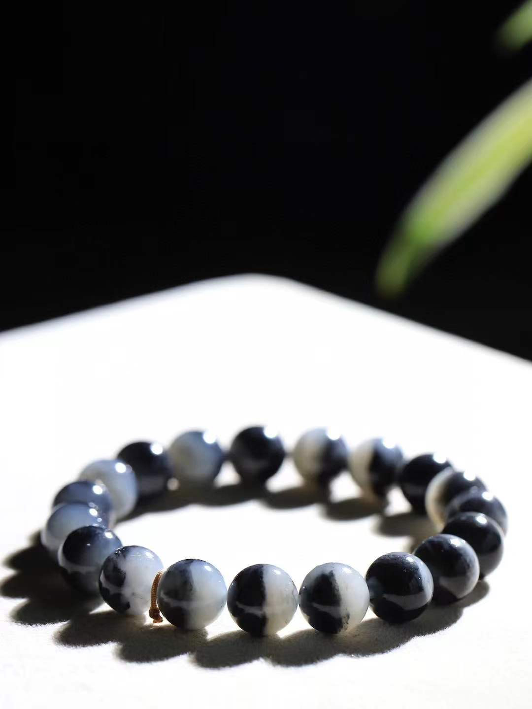 【籽.珠圆玉润.手串】

新疆和田青花籽料珠圆玉润手串 玉质温润细腻  整串打磨圆润，佩戴舒适。珠珠落玉盘，间关莺语花底滑，一生美好时光，无论身在何处，都有它相伴相守。事事顺遂，幸福美满，吉祥如意。重29.7克   尺寸取一10mm   FDL-78371733