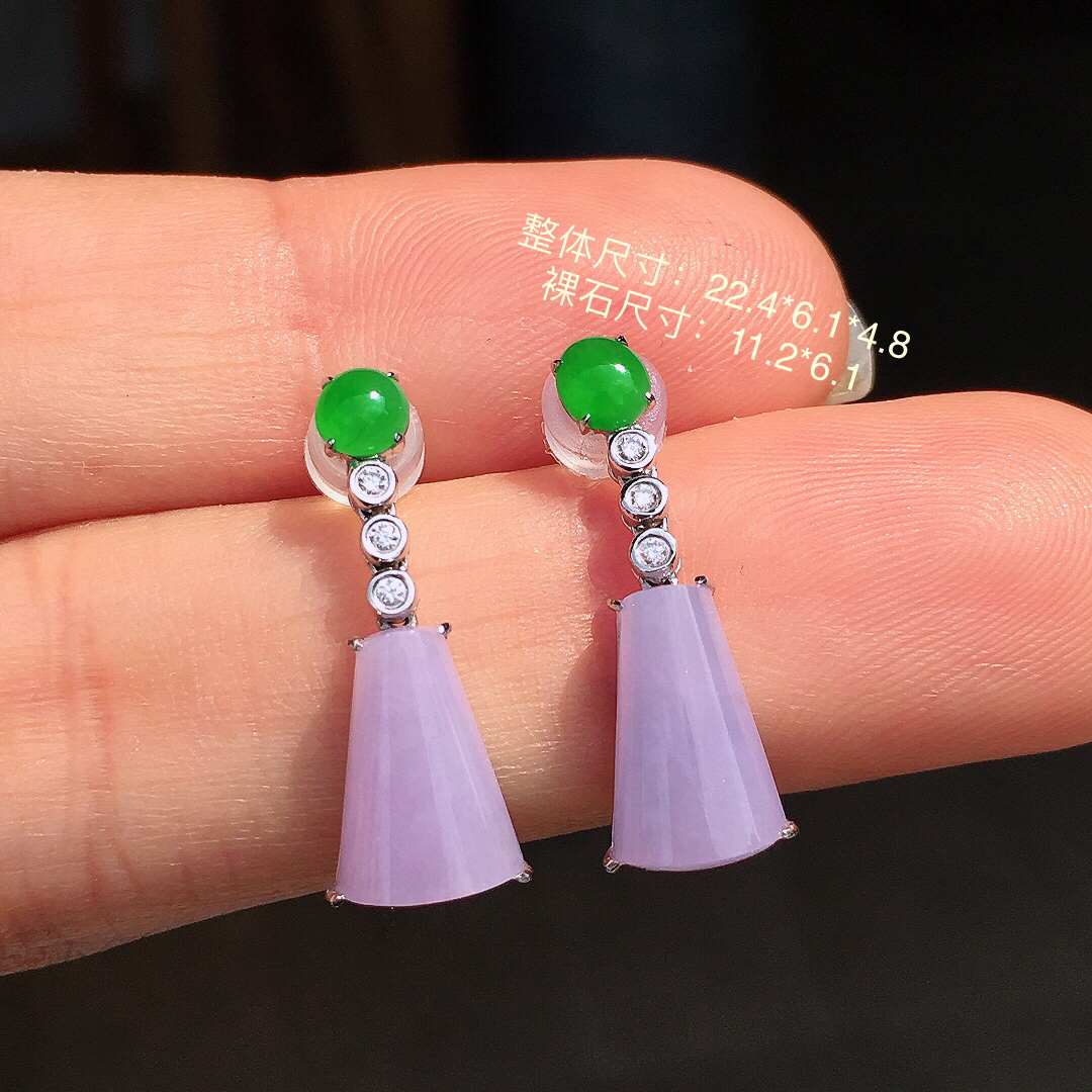 （紫+绿）二合一耳坠，色泽均匀艳丽，玉质细腻，荧光感超
强，饱满圆润，尽显优雅气质，18k
金豪华镶嵌