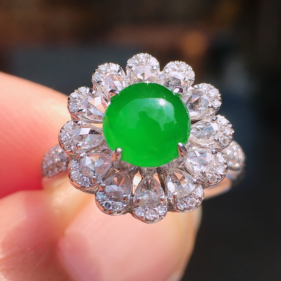 阳绿蛋面戒指，色泽均匀艳丽，玉质细腻，荧光感超
强，饱满圆润，尽显优雅气质，18k
金豪华镶嵌