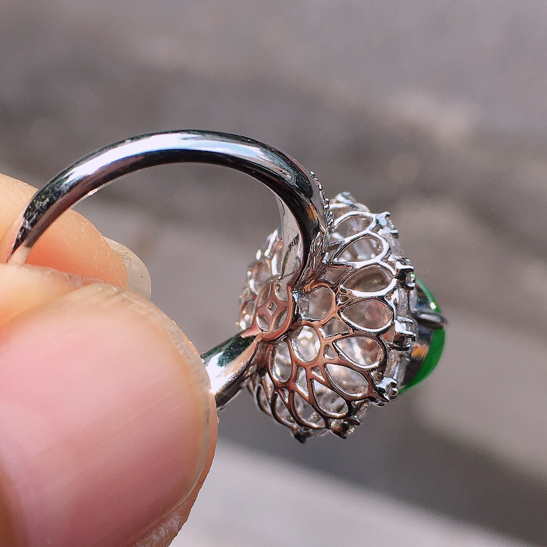 阳绿蛋面戒指，色泽均匀艳丽，玉质细腻，荧光感超
强，饱满圆润，尽显优雅气质，18k
金豪华镶嵌