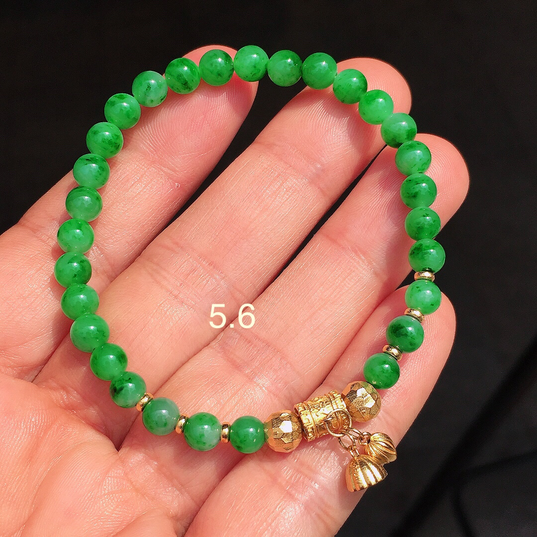 阳绿珠子手串，色泽均匀艳丽，玉质细腻，荧光感超
强，饱满圆润，尽显优雅气质，18k
金豪华镶嵌