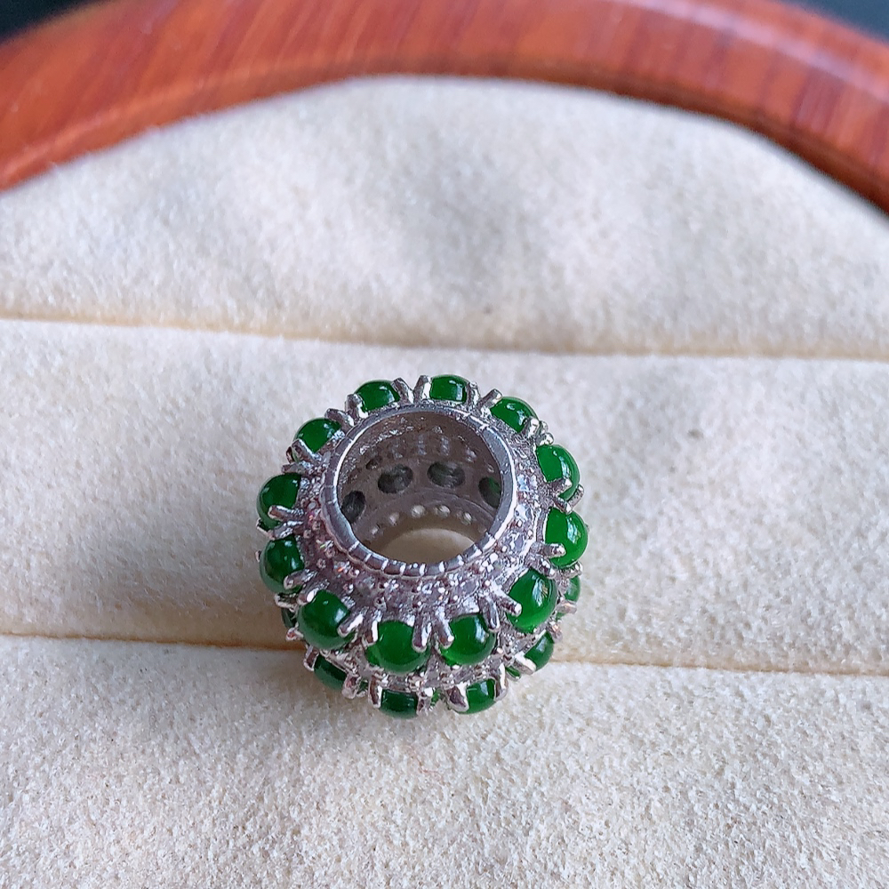 冰润满绿路路通翡翠吊坠  款式新颖时尚，日常百搭的款。满满的份量感，清秀高雅，上身效果优雅迷人！性价比超值  W815.15  整体尺寸：15-13.8mm   裸石尺寸：2.5mm