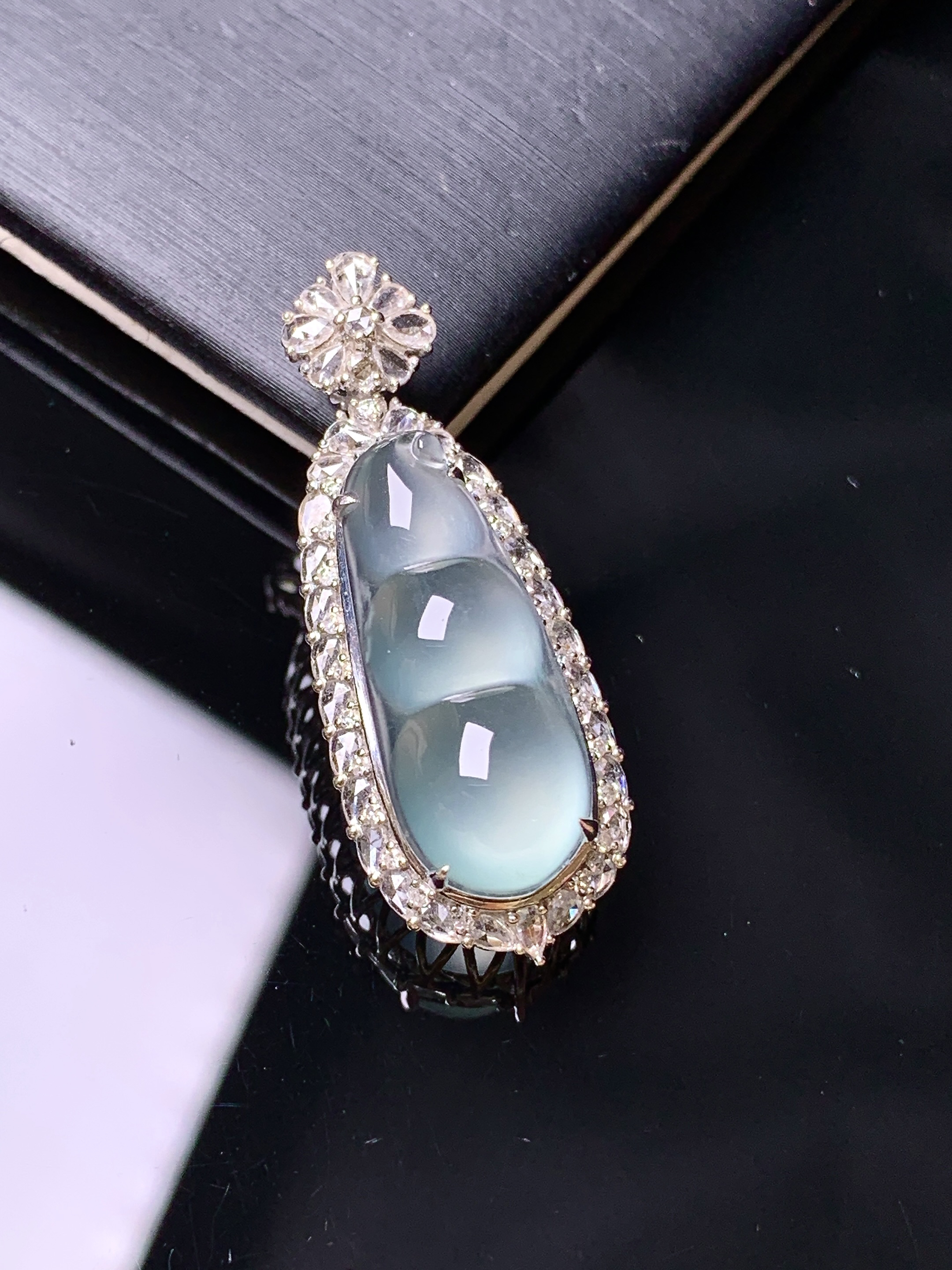 18k金钻镶嵌冰种四季豆吊坠 玉质细腻 色泽艳丽清新 水润亮眼 整体尺寸34.8*13.3*10.5