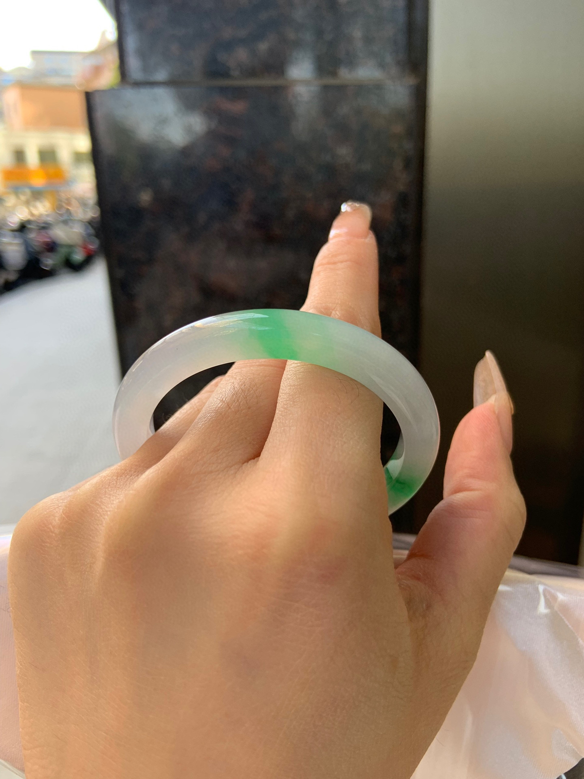 飘阳绿正圈
50.4-7.6-7.3
飘阳绿花，色泽鲜艳，有淡淡的紫底子干净细腻