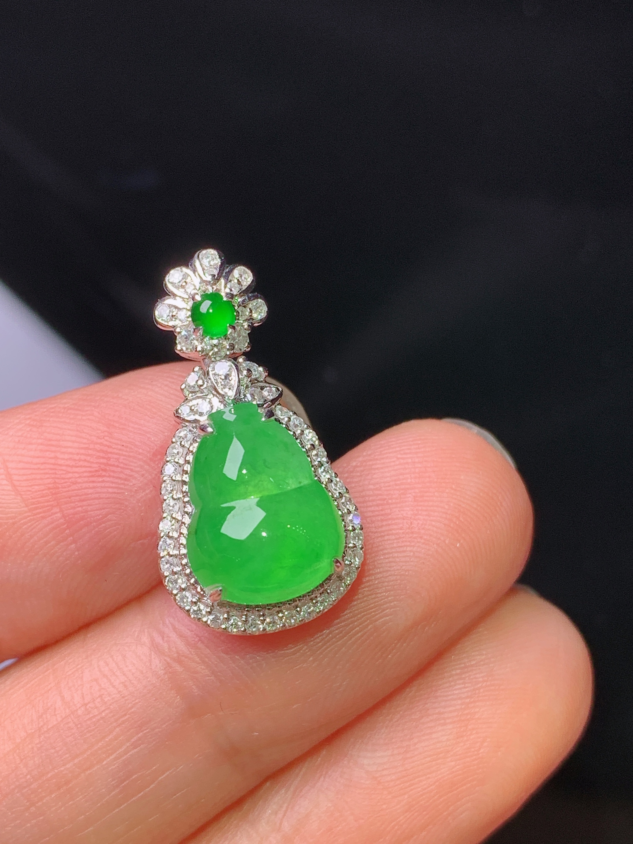 18k金钻镶嵌翠绿葫芦吊坠 玉质细腻 色泽艳丽清新 水润亮眼 整体尺寸22.3*12*9h1