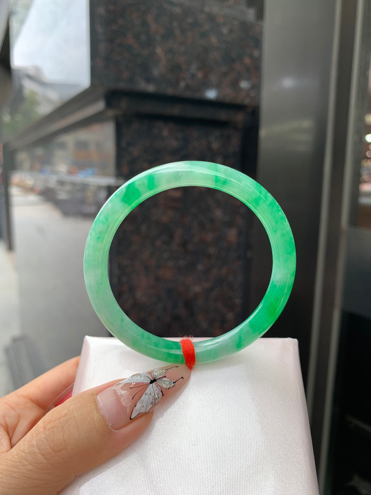 阳绿花美人条（只买断不支持鉴赏）
完美，底妆细腻，满圈阳绿飘花，鲜艳青翠，色泽均匀分布，举手投足之间散发出来的贵气感