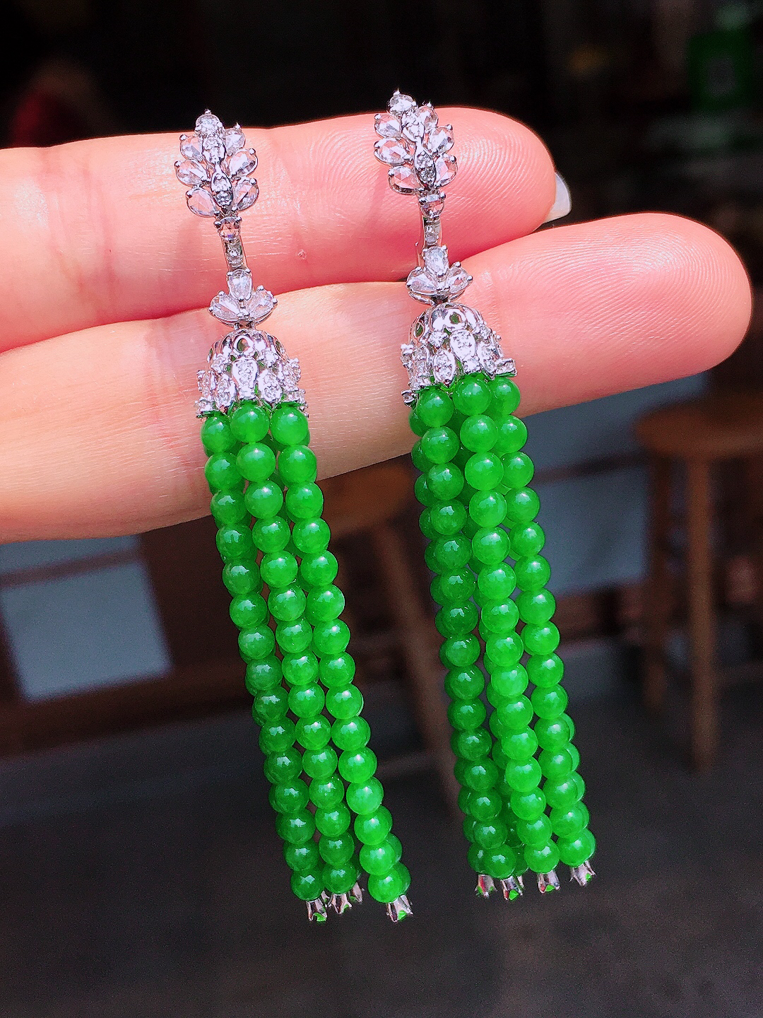 阳绿珠子耳坠，色泽均匀艳丽，玉质细腻，荧光感超
强，饱满圆润，尽显优雅气质，18k
金豪华镶嵌