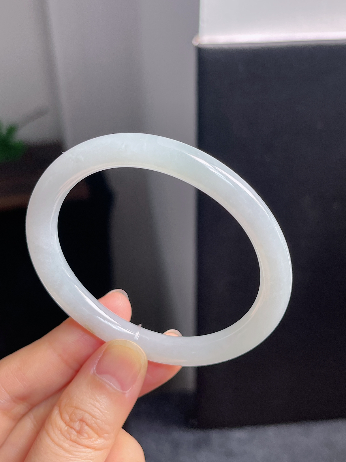 贵妃镯53.3圈口，翡翠冰糯种白色手镯