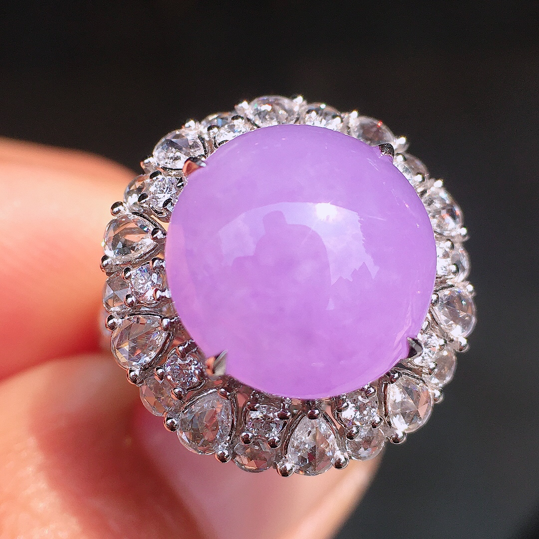 紫罗兰蛋面戒指，色泽均匀艳丽，玉质细腻，荧光感超
强，饱满圆润，尽显优雅气质，18k
金豪华镶嵌