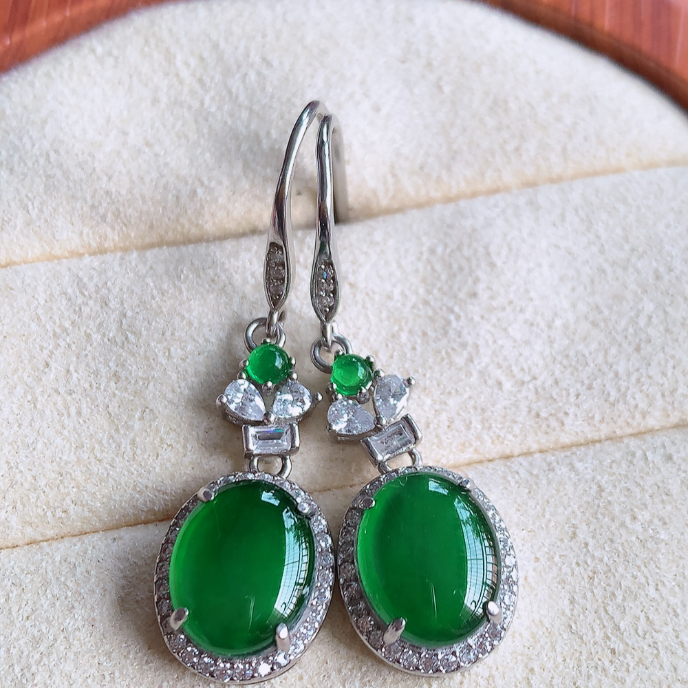 冰润满绿翡翠925银镶嵌耳钉，自然光实拍，翠色灵动，颜色漂亮，种老水足，品相佳，佩戴佳品！W815.15  取一整体尺寸：22-10.5-6mm  裸石尺寸：10-8mm