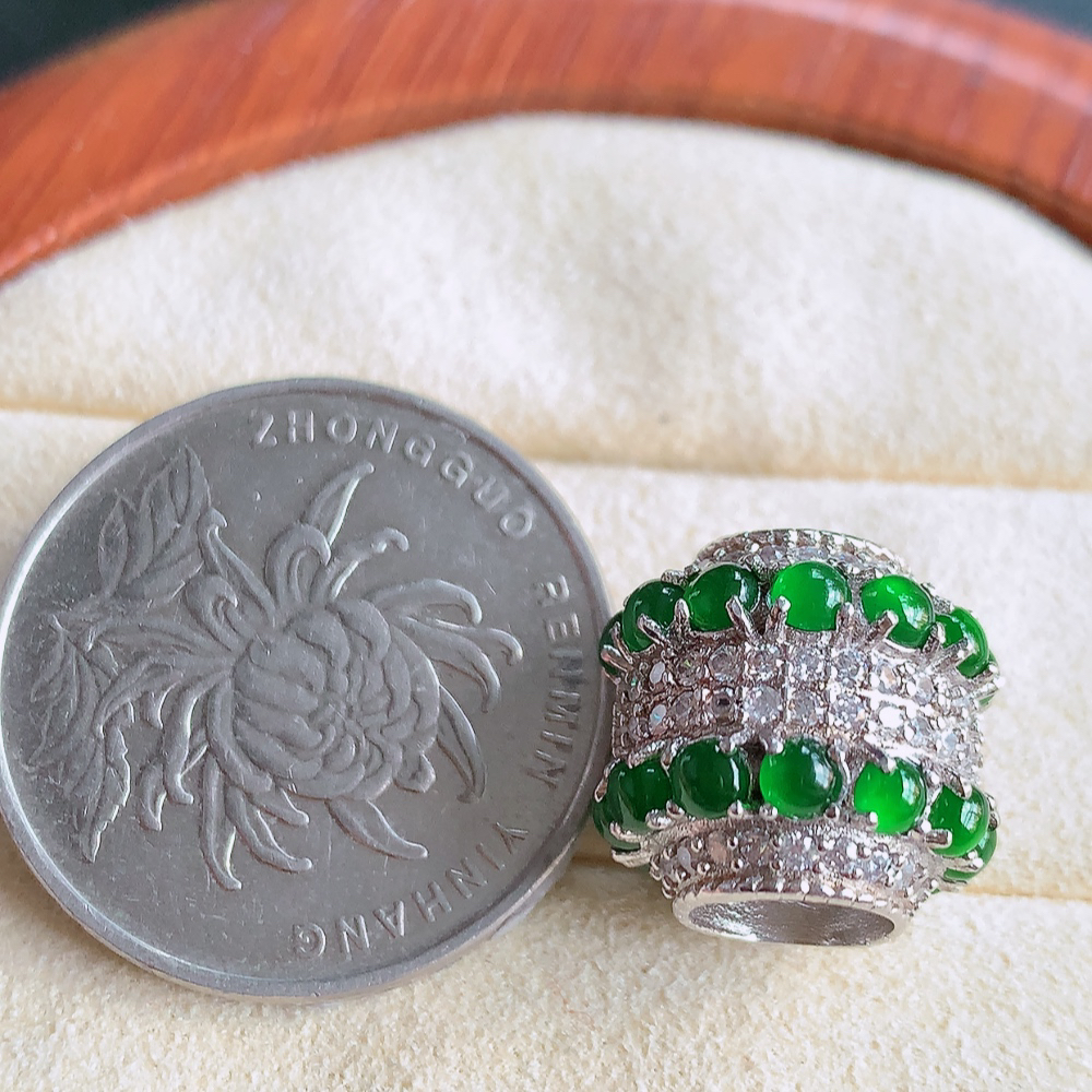 冰润满绿路路通翡翠吊坠  款式新颖时尚，日常百搭的款。满满的份量感，清秀高雅，上身效果优雅迷人！性价比超值  W815.15  整体尺寸：15-13.8mm   裸石尺寸：2.5mm