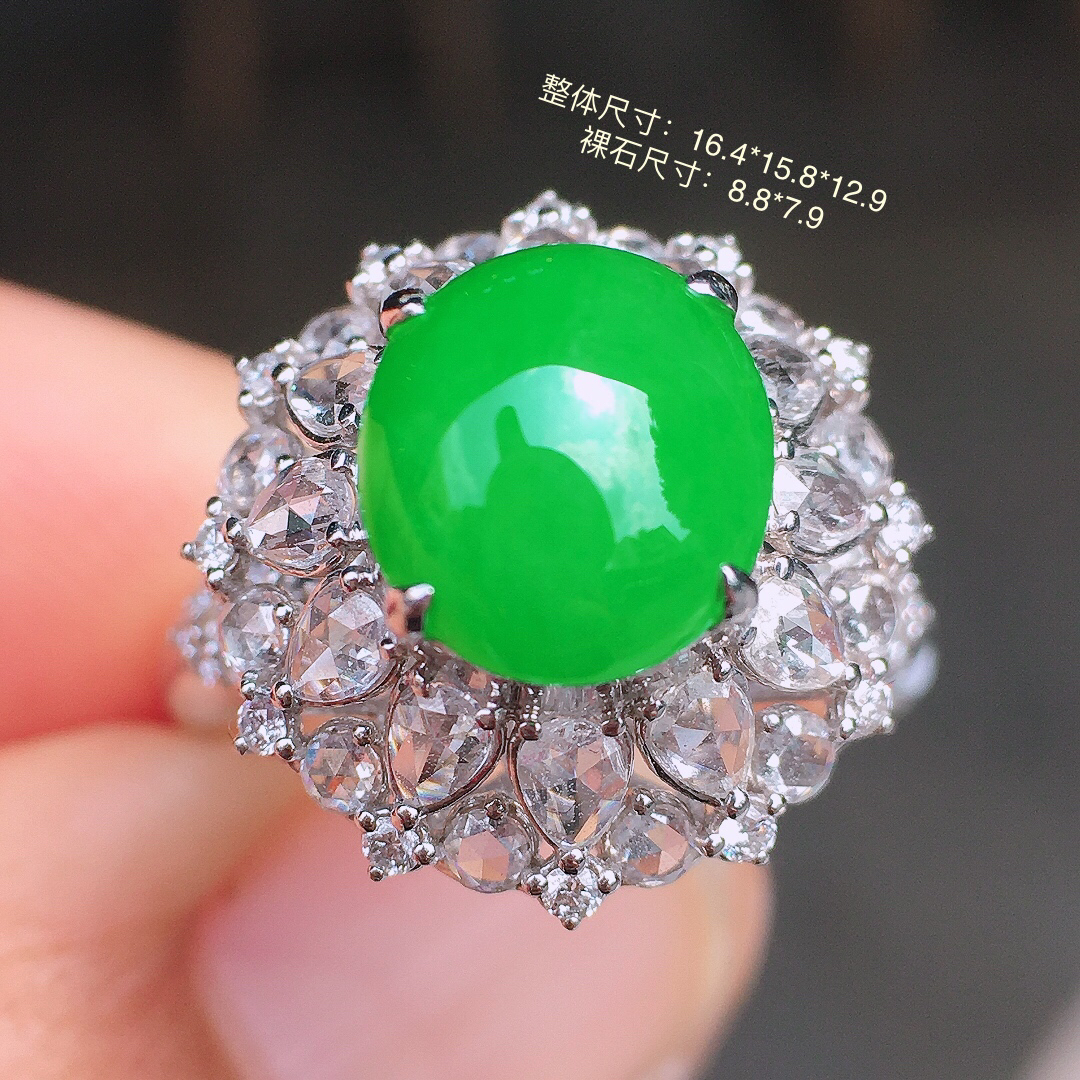 阳绿蛋面戒指，色泽均匀艳丽，玉质细腻，荧光感超
强，饱满圆润，尽显优雅气质，18k
金豪华镶嵌