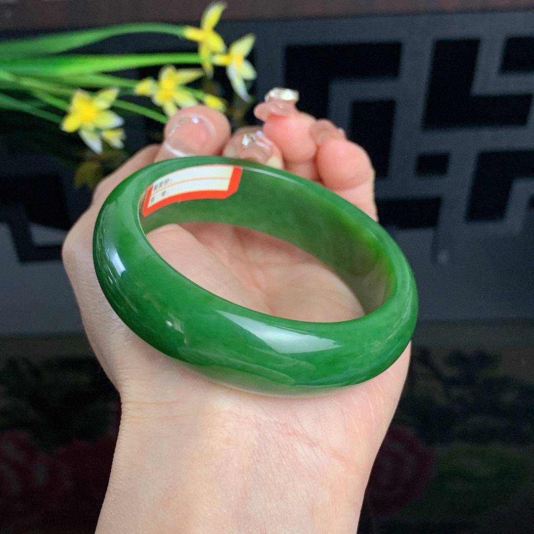 和田玉57.2圈口阳绿色宽版碧玉手镯！玉质细腻油润 底色纯净 无裂无杂 脂粉好，品质高。