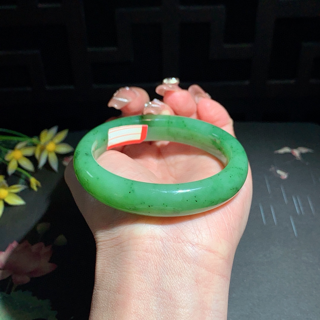 和田玉55.5圈口苹果绿碧玉手镯！玉质细腻油润 底色纯净 无裂无棉 脂粉好，品质高。