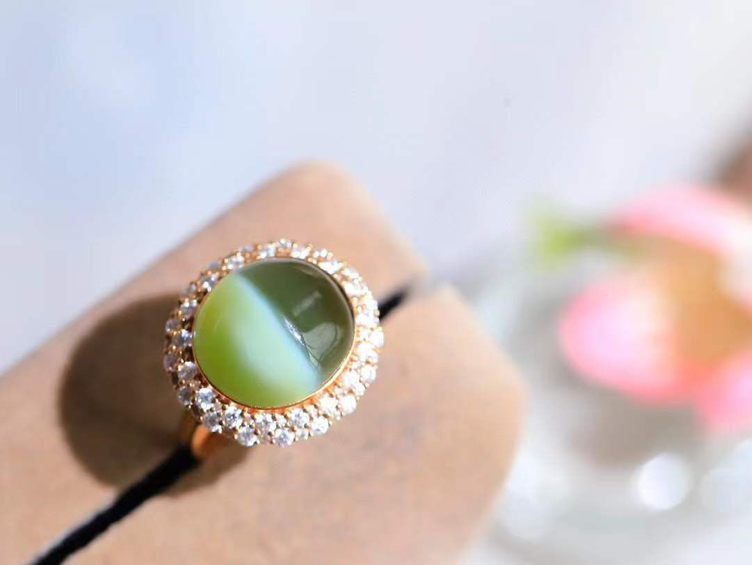 【金镶玉.戒指】

精品和田玉碧玉猫眼18k金戒指 玉质细腻温润 油性十足 ，不论时光如何流转变化，