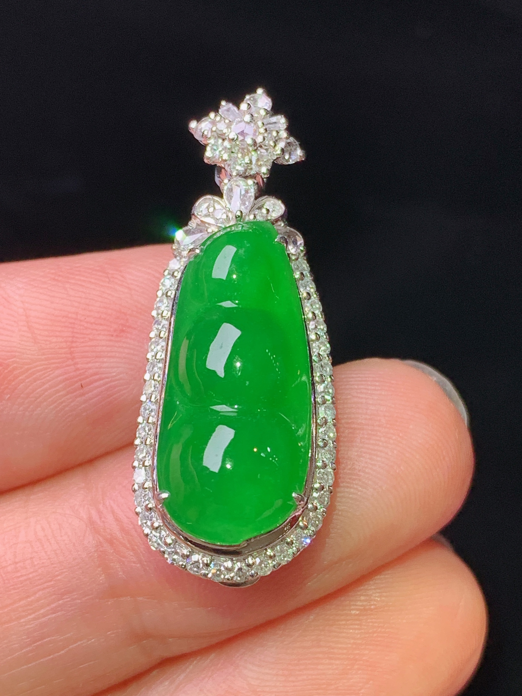 18k金钻镶嵌满绿四季豆吊坠 玉质细腻 色泽艳丽清新 水润亮眼 整体尺寸31*12*9.5h1