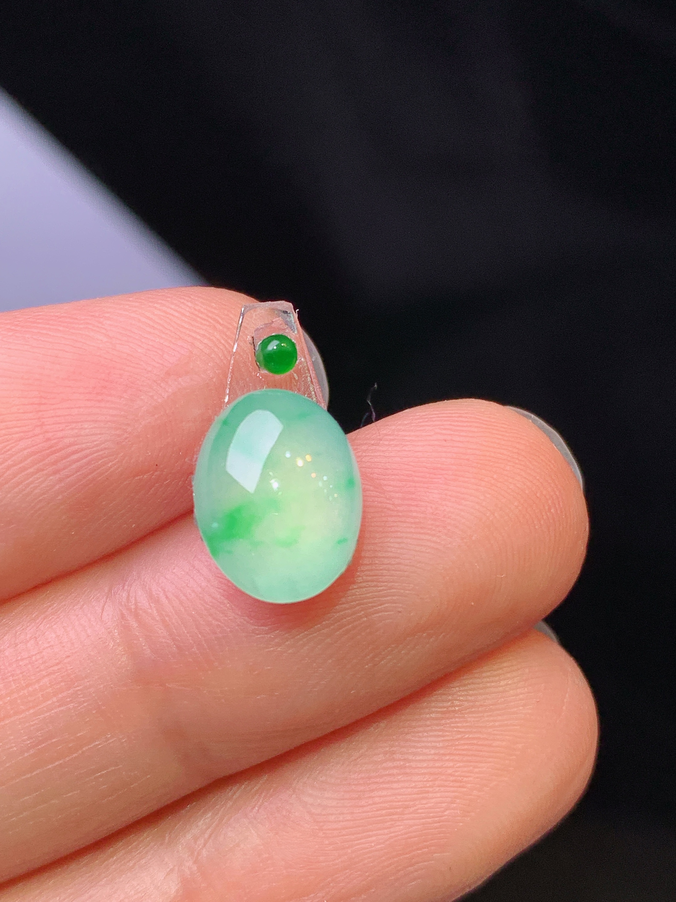 镶嵌款 冰种飘绿蛋面吊坠 玉质细腻 色泽艳丽清新 水润亮眼 整体尺寸10.3*8*4*2x